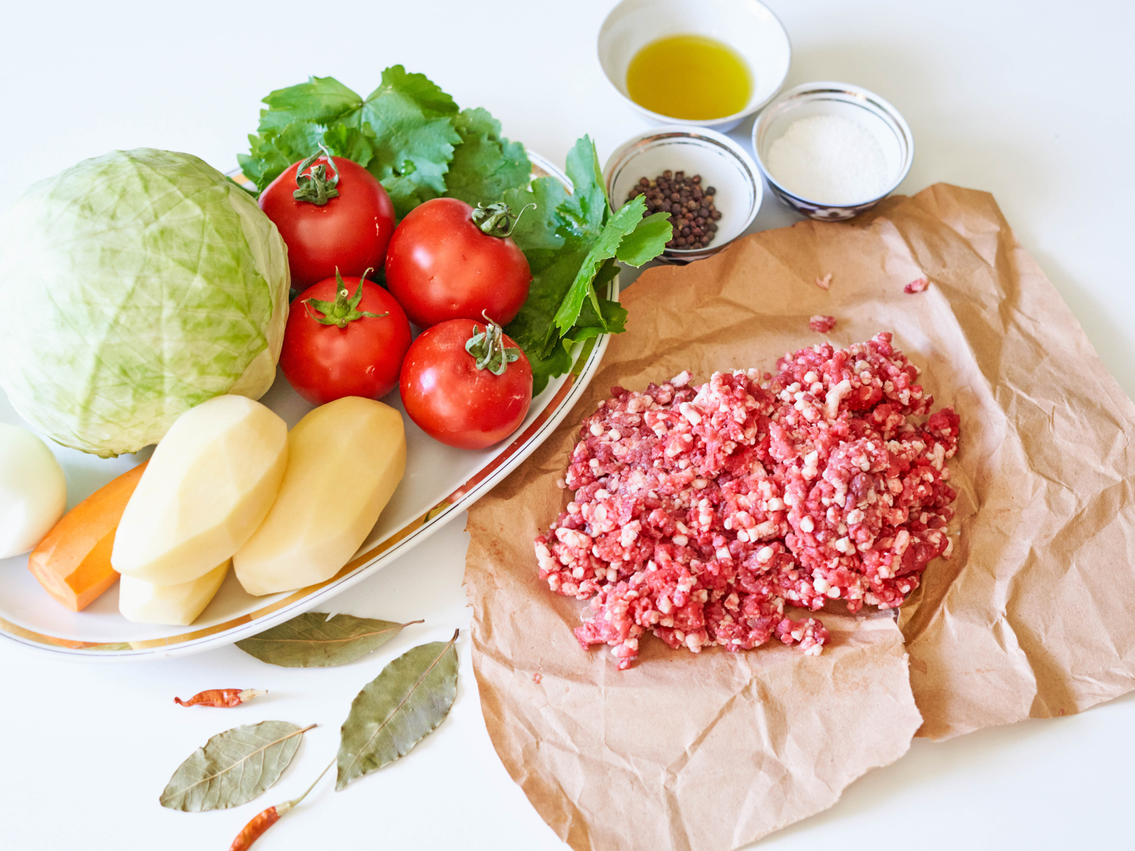 Фарш с овощами и специями на белом фоне 