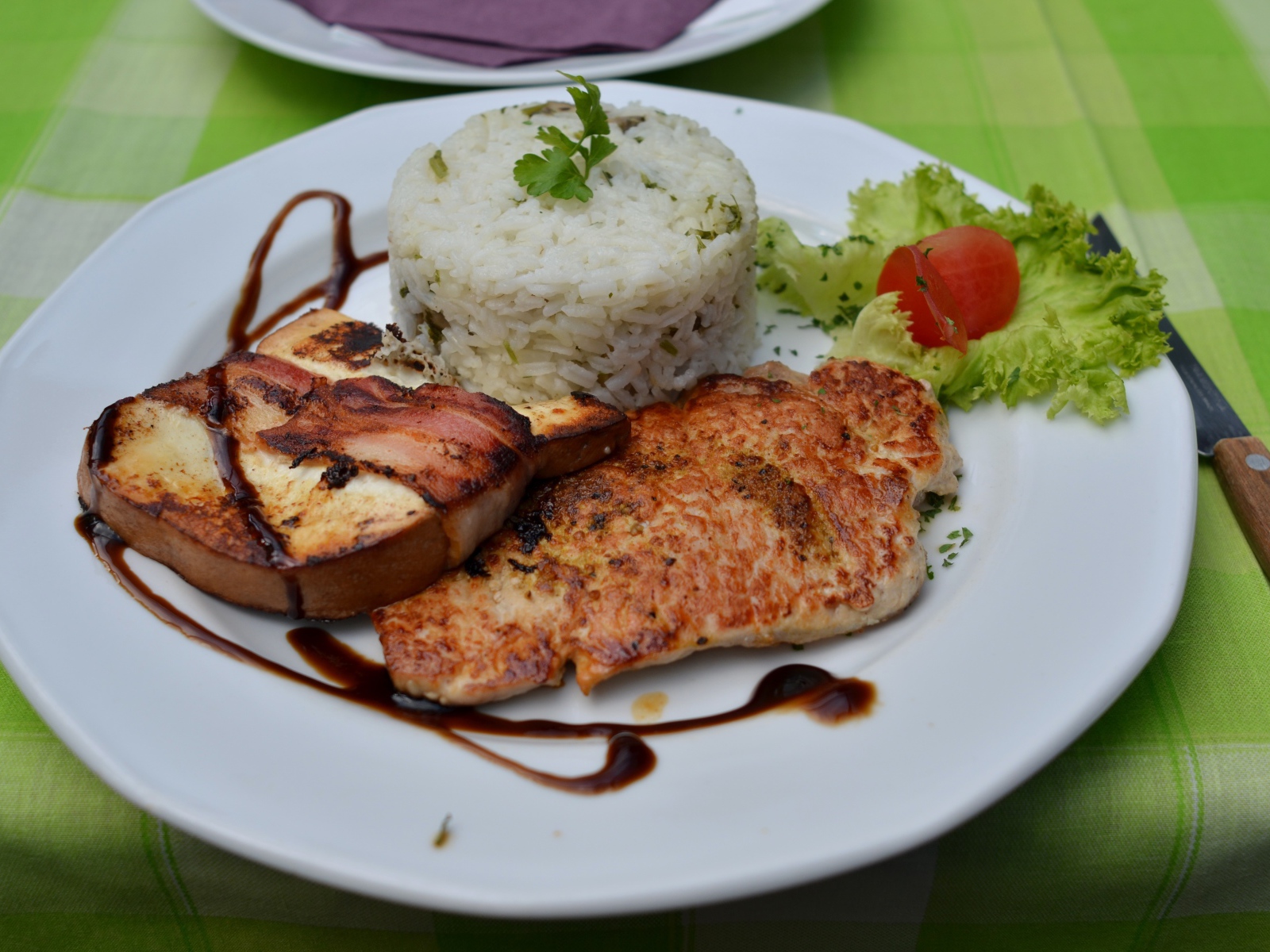 Рис на тарелке с кусками мяса