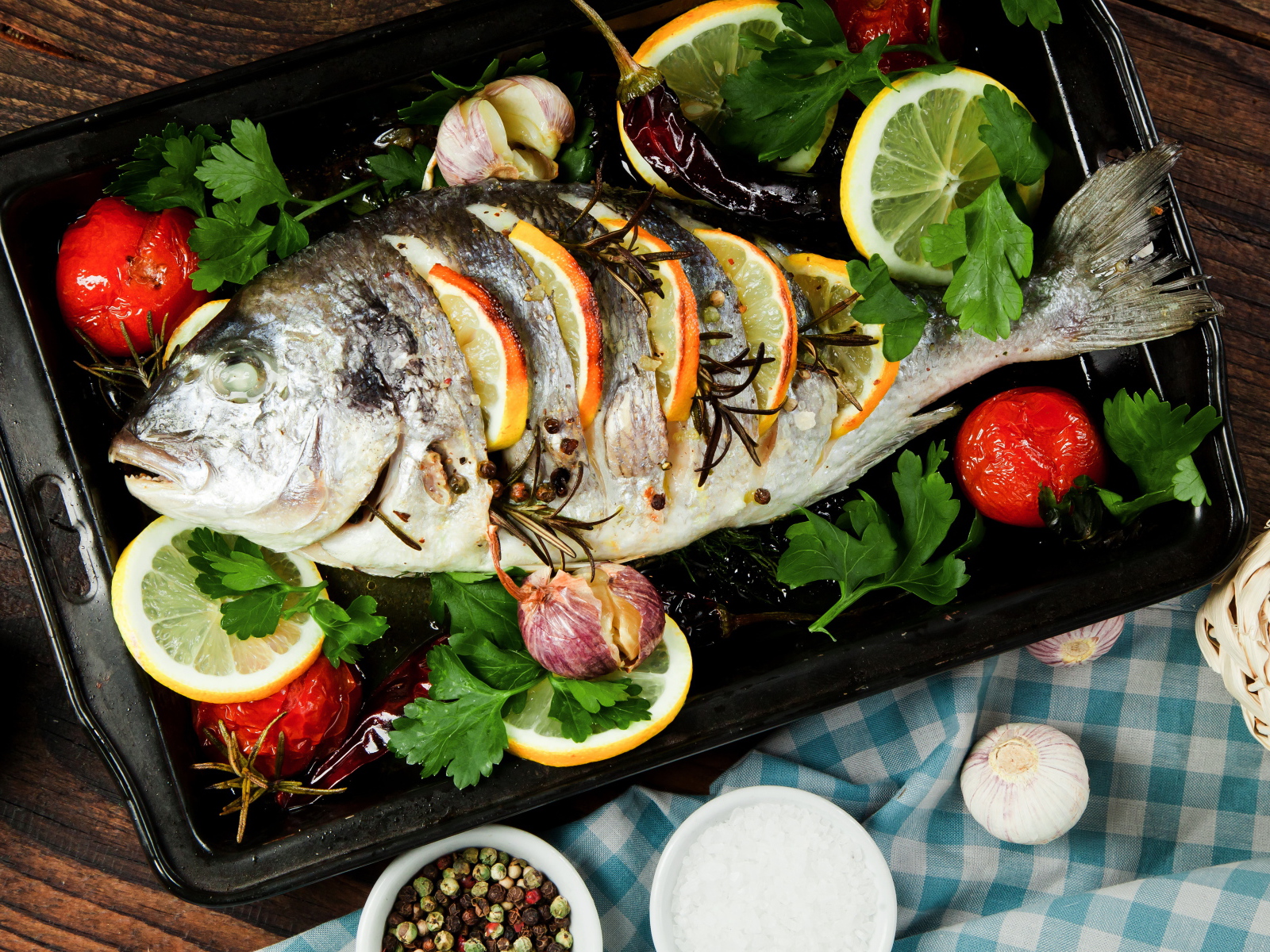 Запеченный карась с помидорами и лимоном