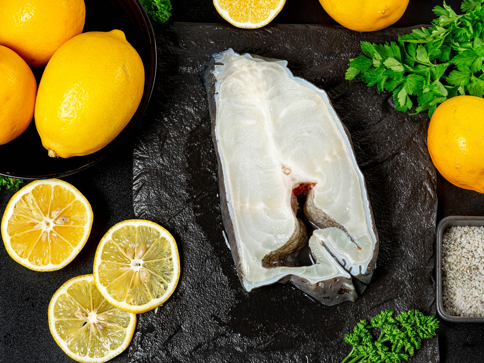 Кусок рыбы с лимоном и петрушкой 