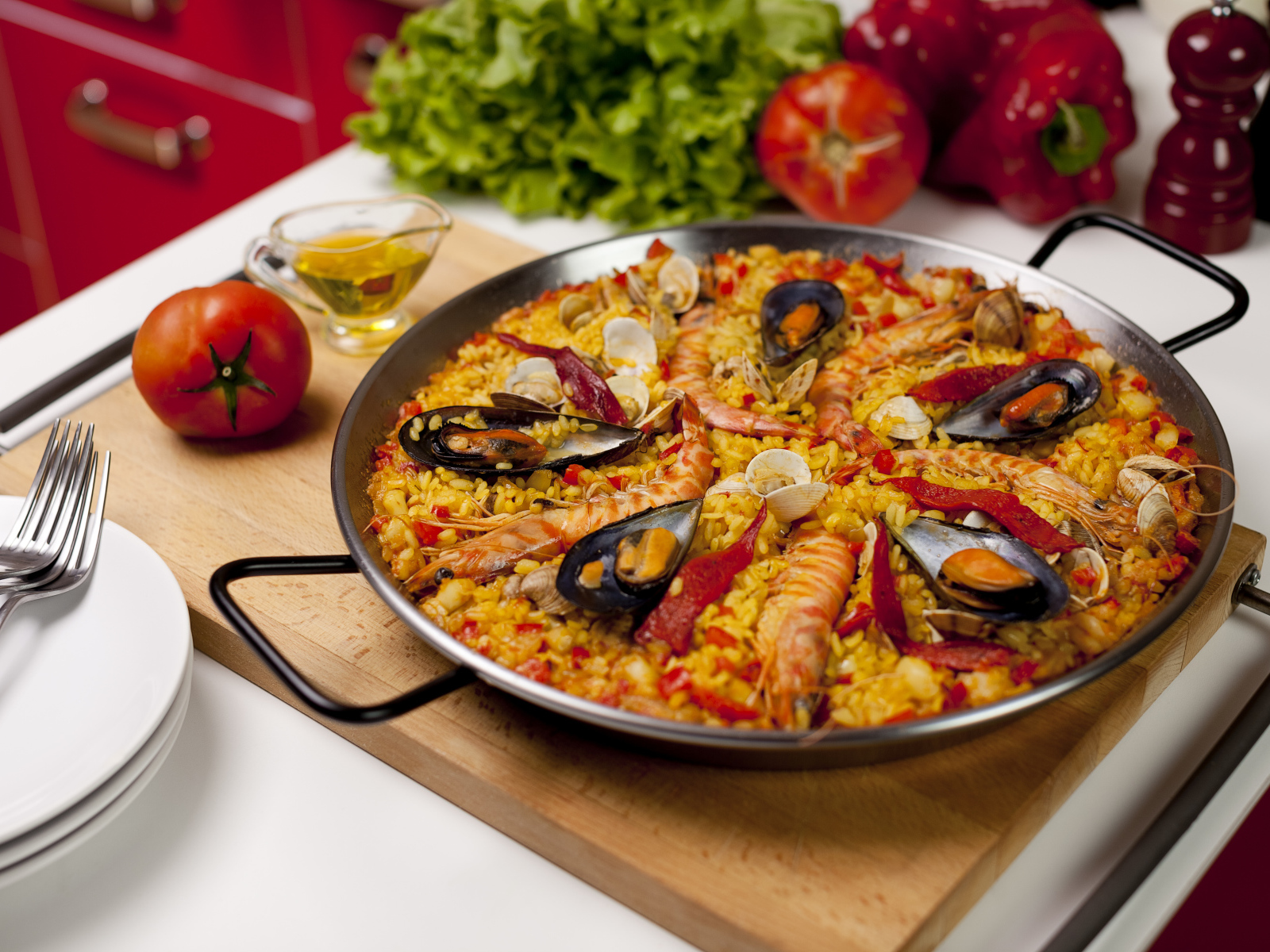 Плов с морепродуктами на столе с овощами