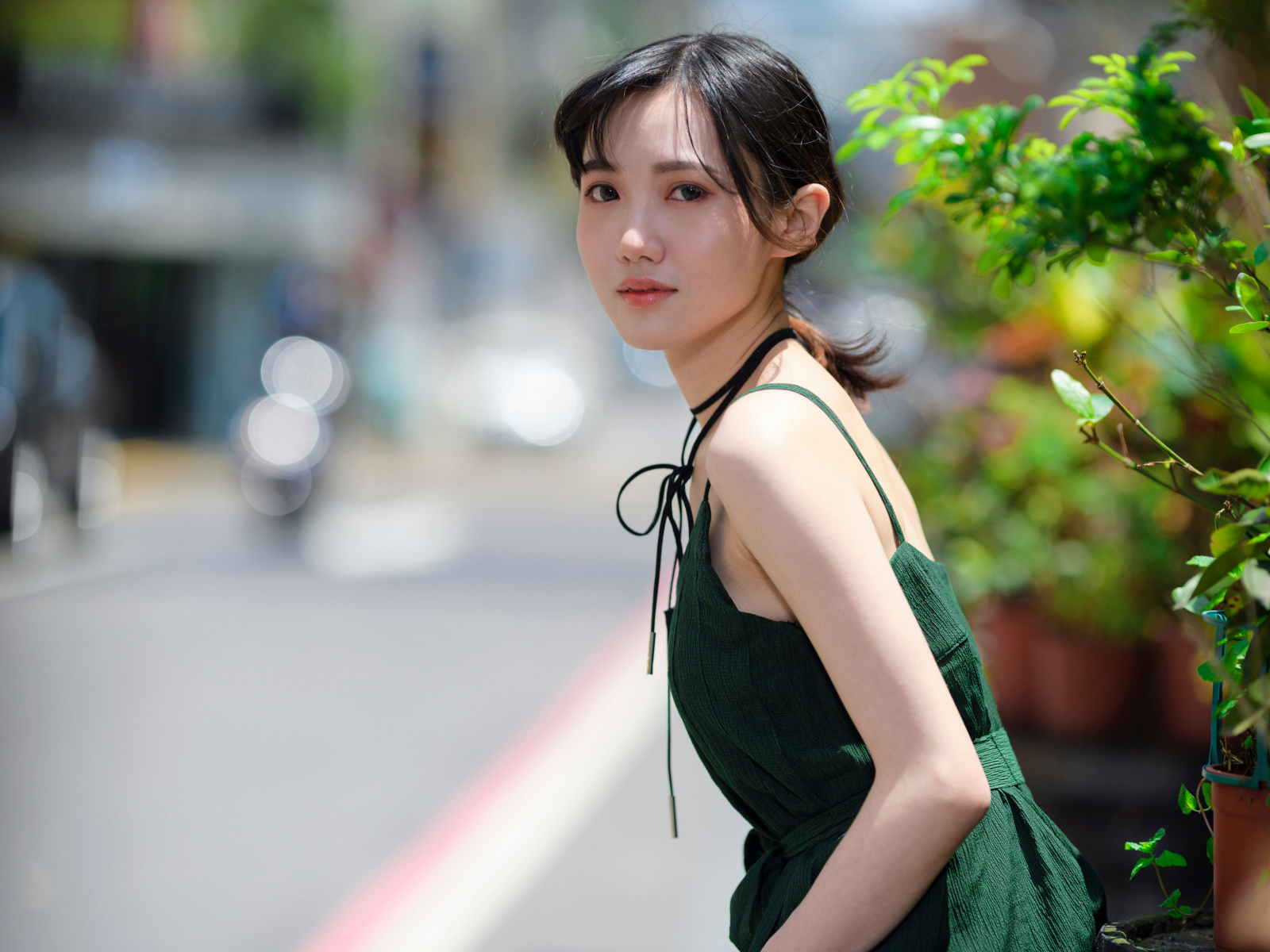 Девушка азиатка в зеленом платье 