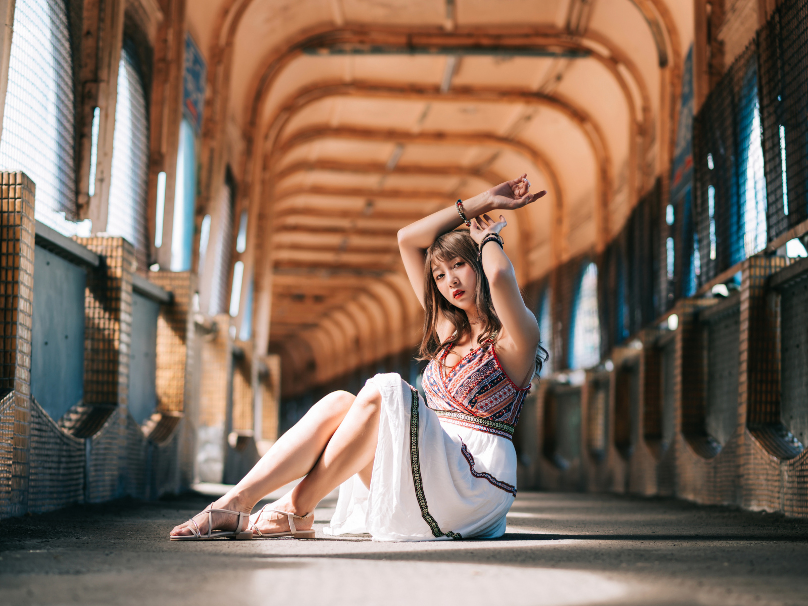 Девушка азиатка сидит в переходе 