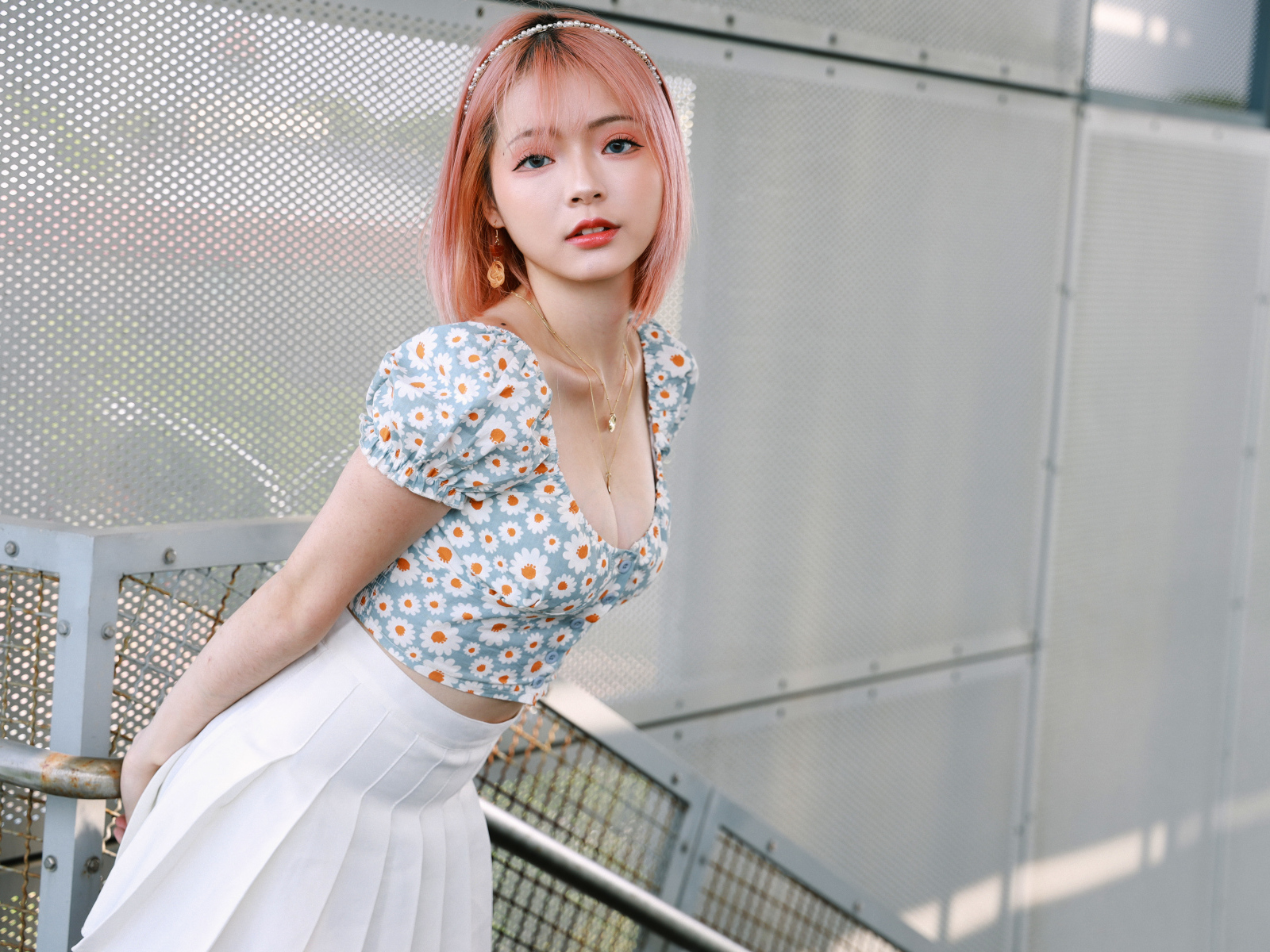 Девушка азиатка с короткой стрижкой