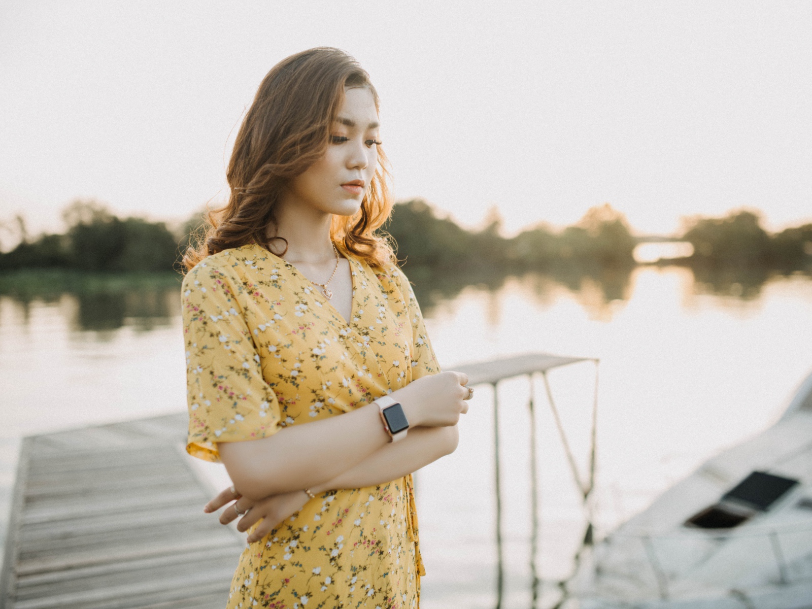 Красивая девушка азиатка стоит у реки 