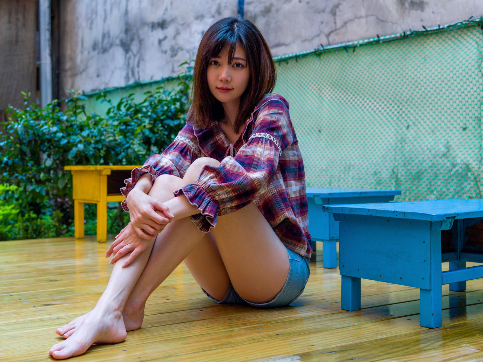 Красивая девушка азиатка в рубашке на полу 