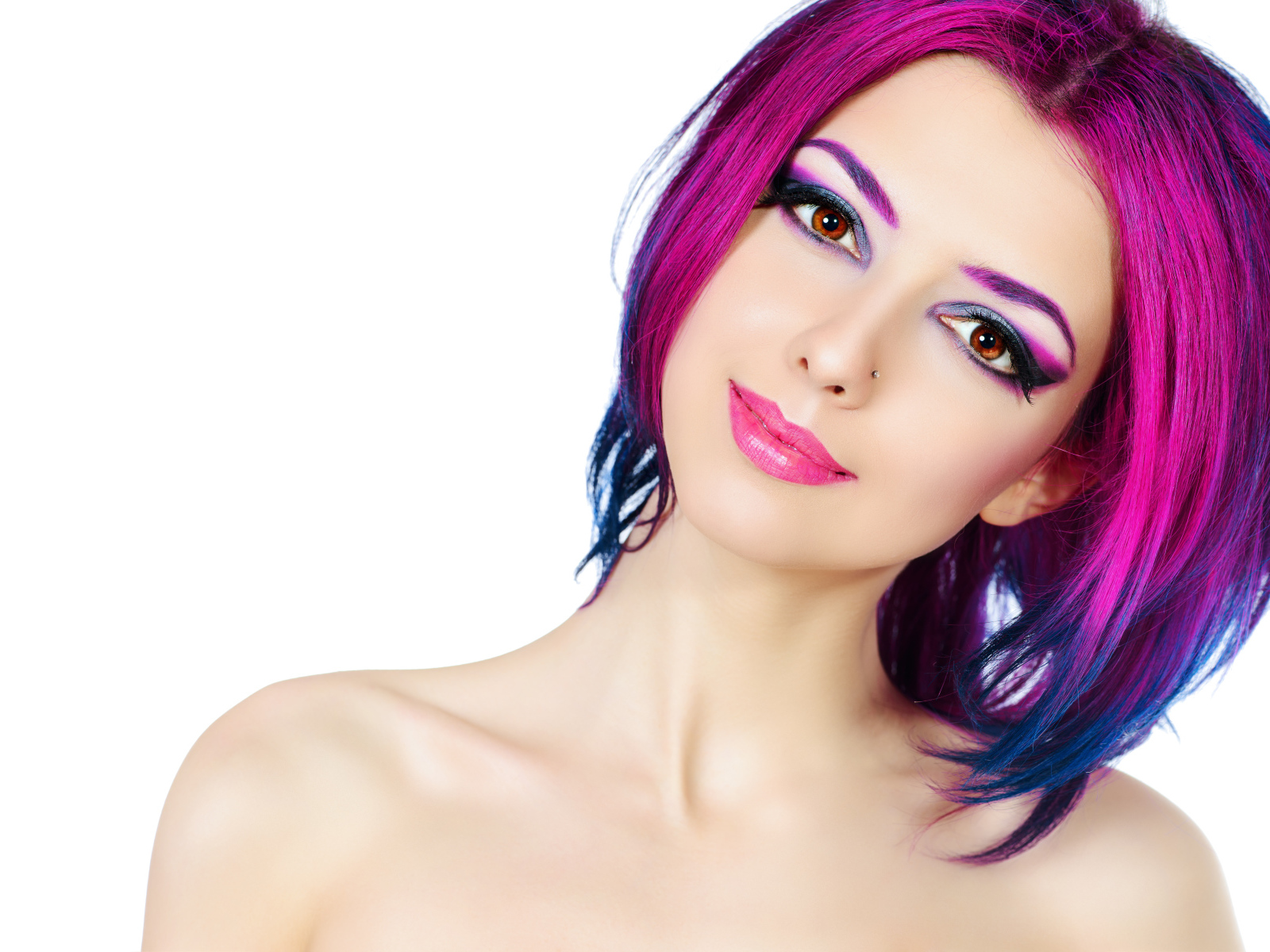Красивая девушка с розовыми волосами на белом фоне 
