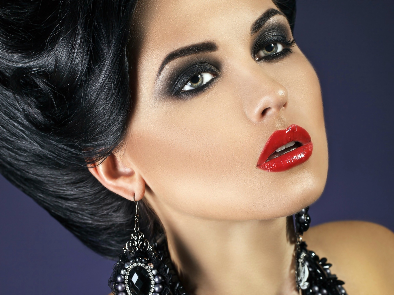 Красивый макияж у жгучей брюнетки