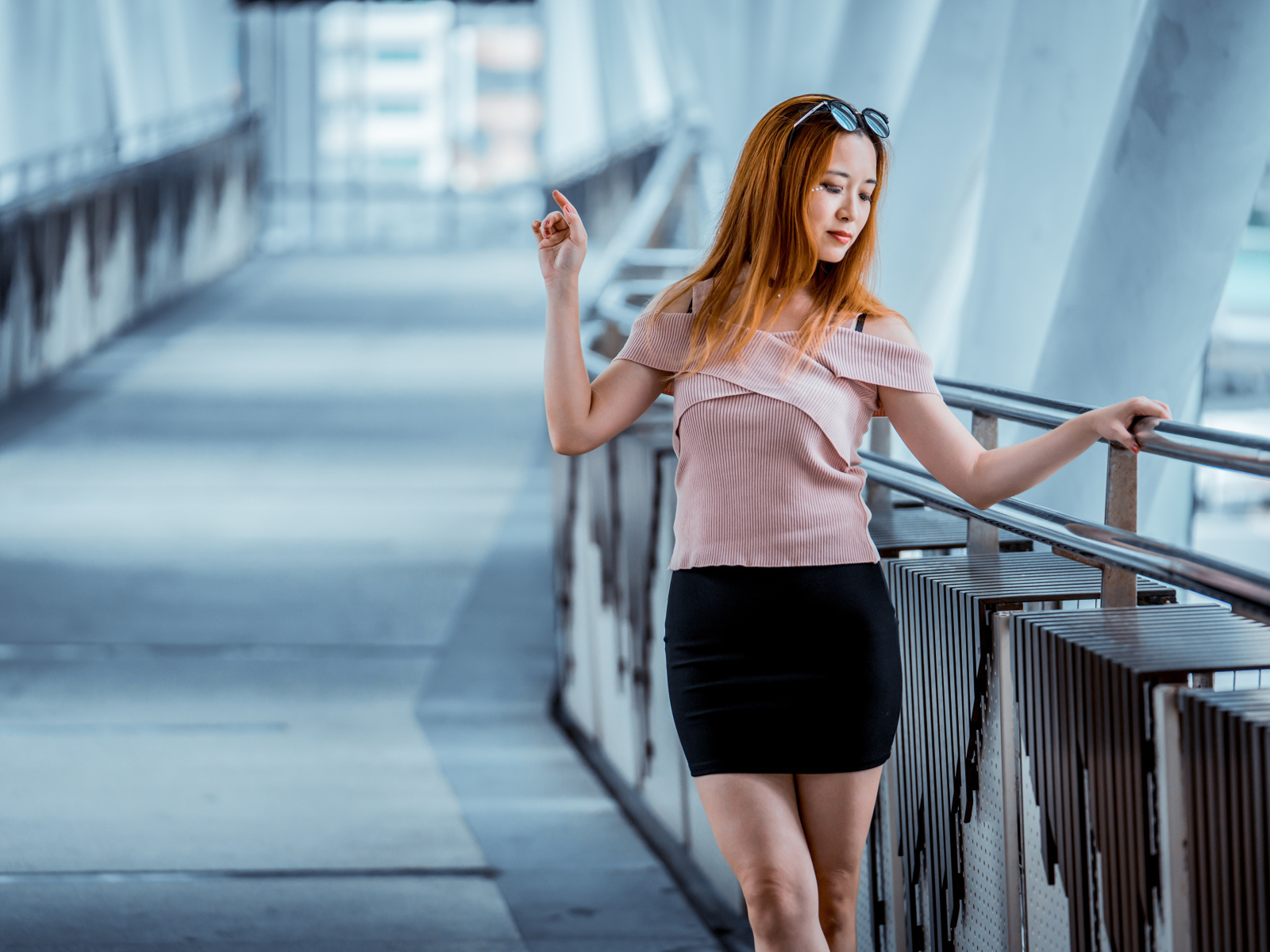 Красивая рыжеволосая девушка азиатка в черной юбке