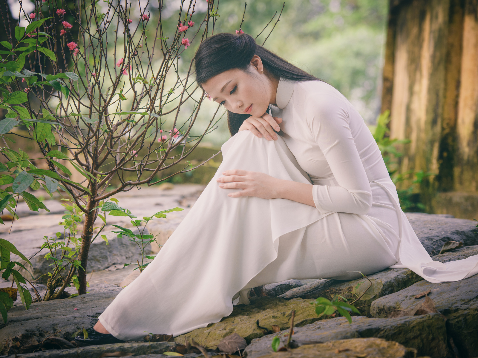 Красивая грустная девушка азиатка в белом платье 