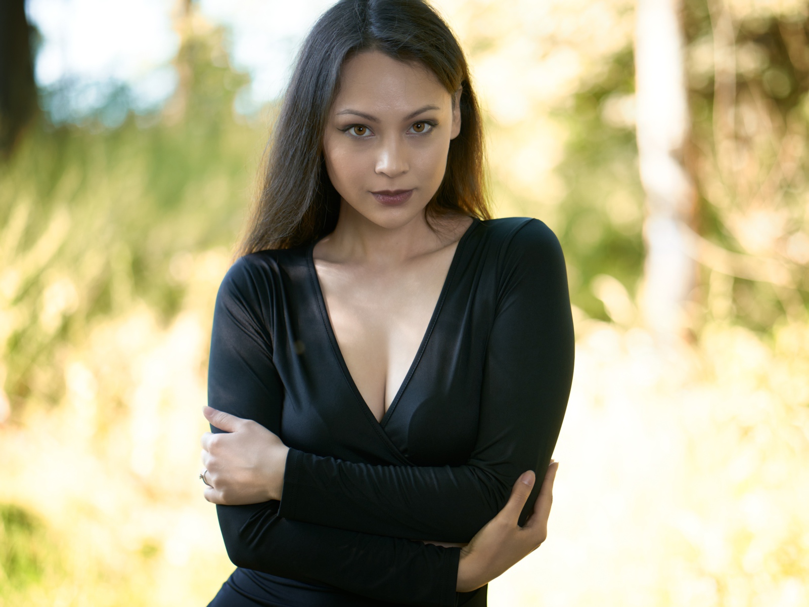 Кареглазая брюнетка модель в черном платье