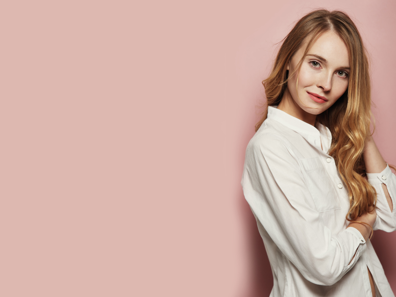 Девушка в белой рубашке на розовом фоне