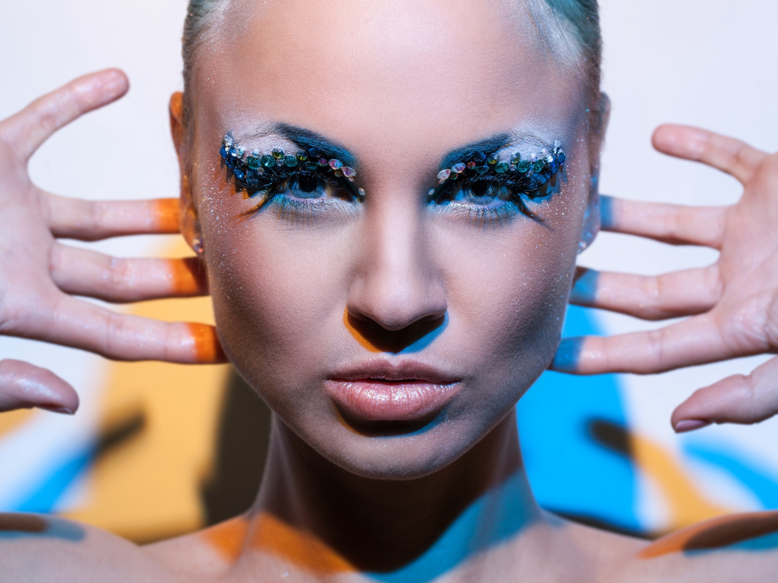 Девушка с голубым макияжем на глазах