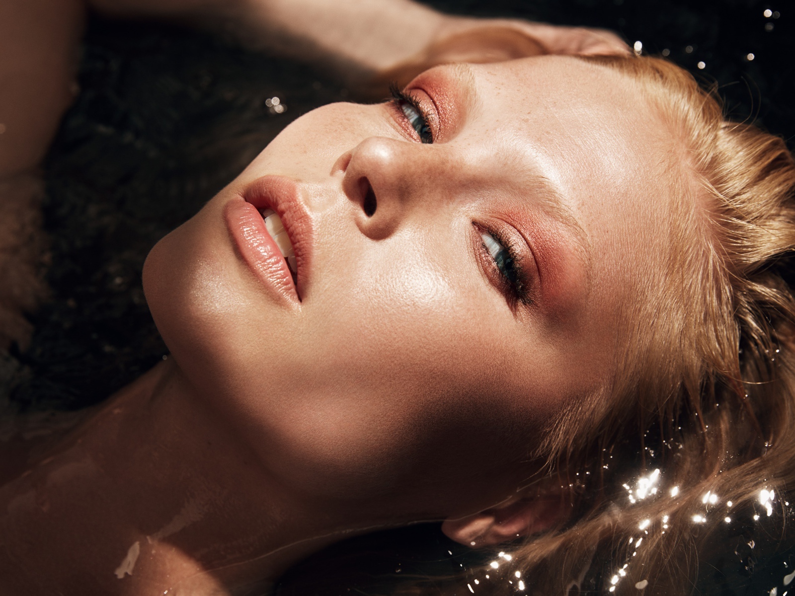 Девушка с нежными макияжем в воде