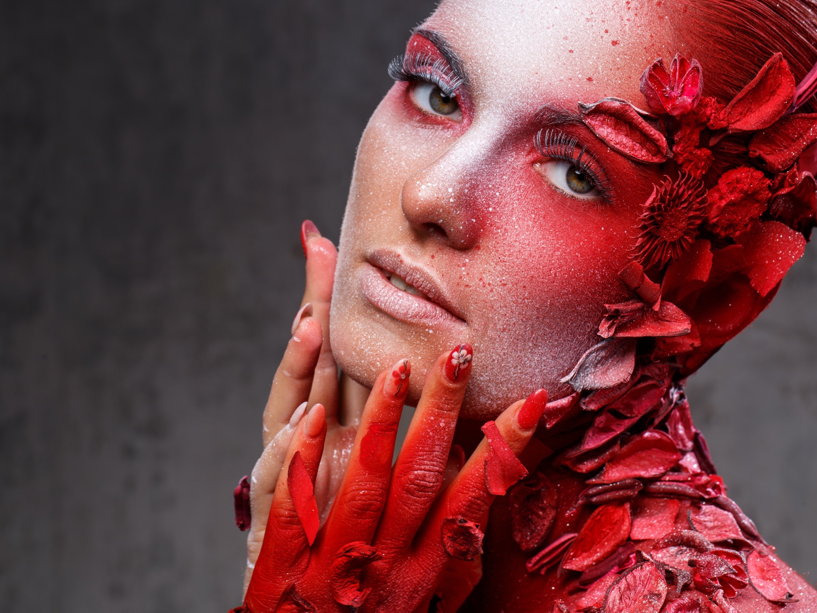 Девушка с красным декором на теле 