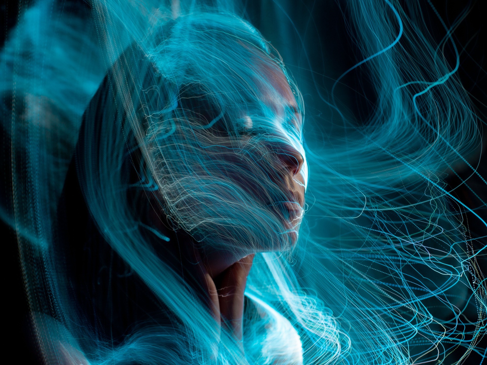 Магическая девушка с паутиной на лице 