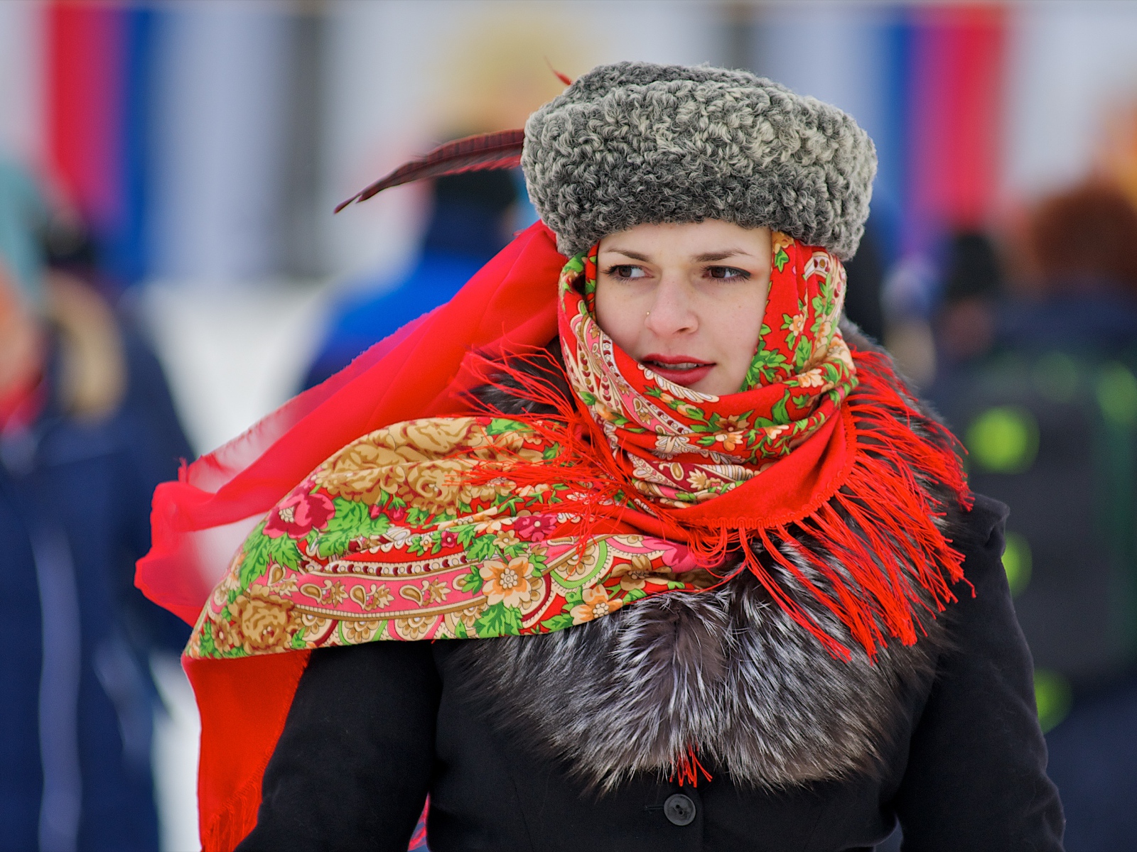 Русская девушка с красным платком на голове 