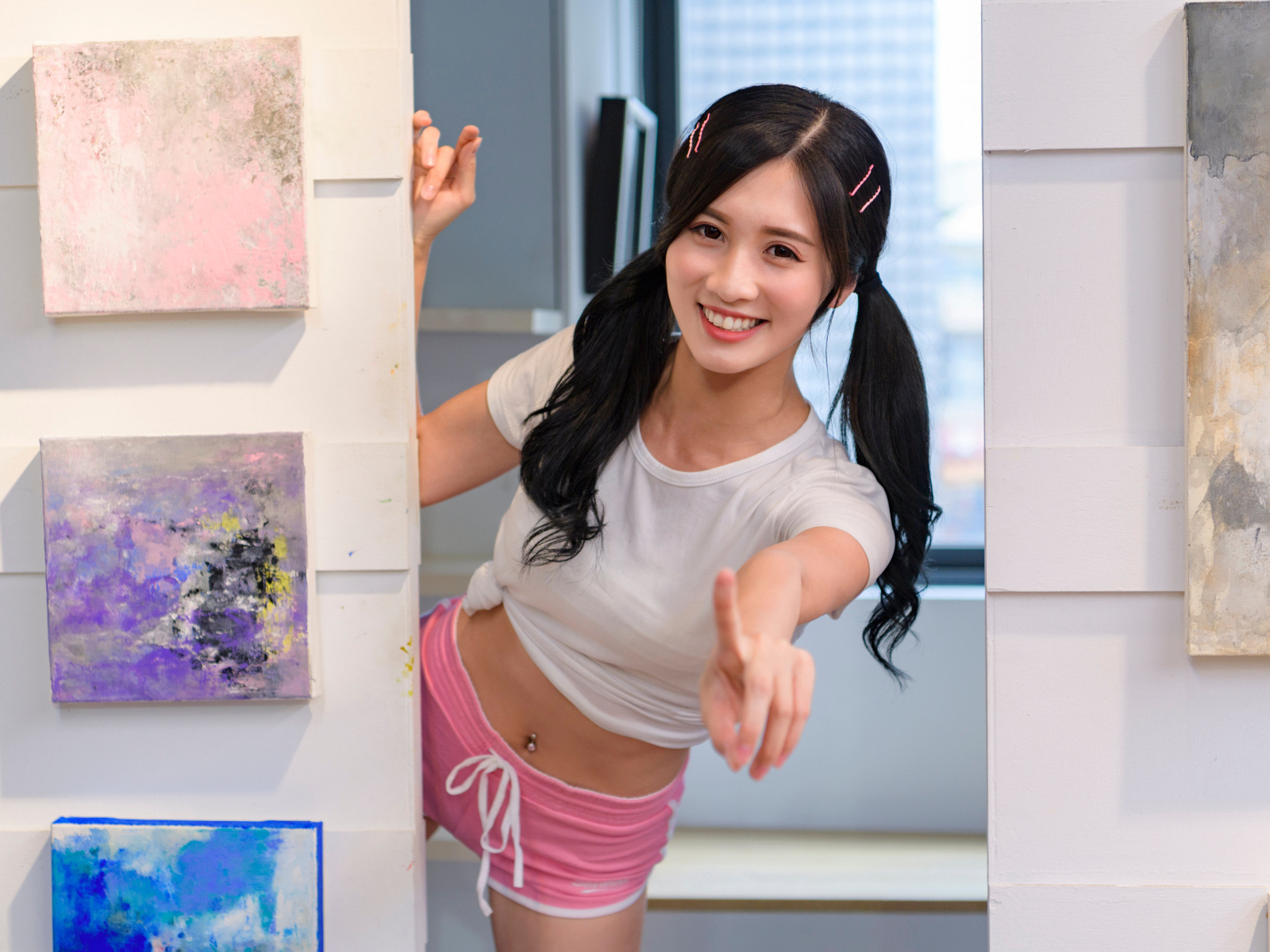 Улыбающаяся девушка азиатка в комнате