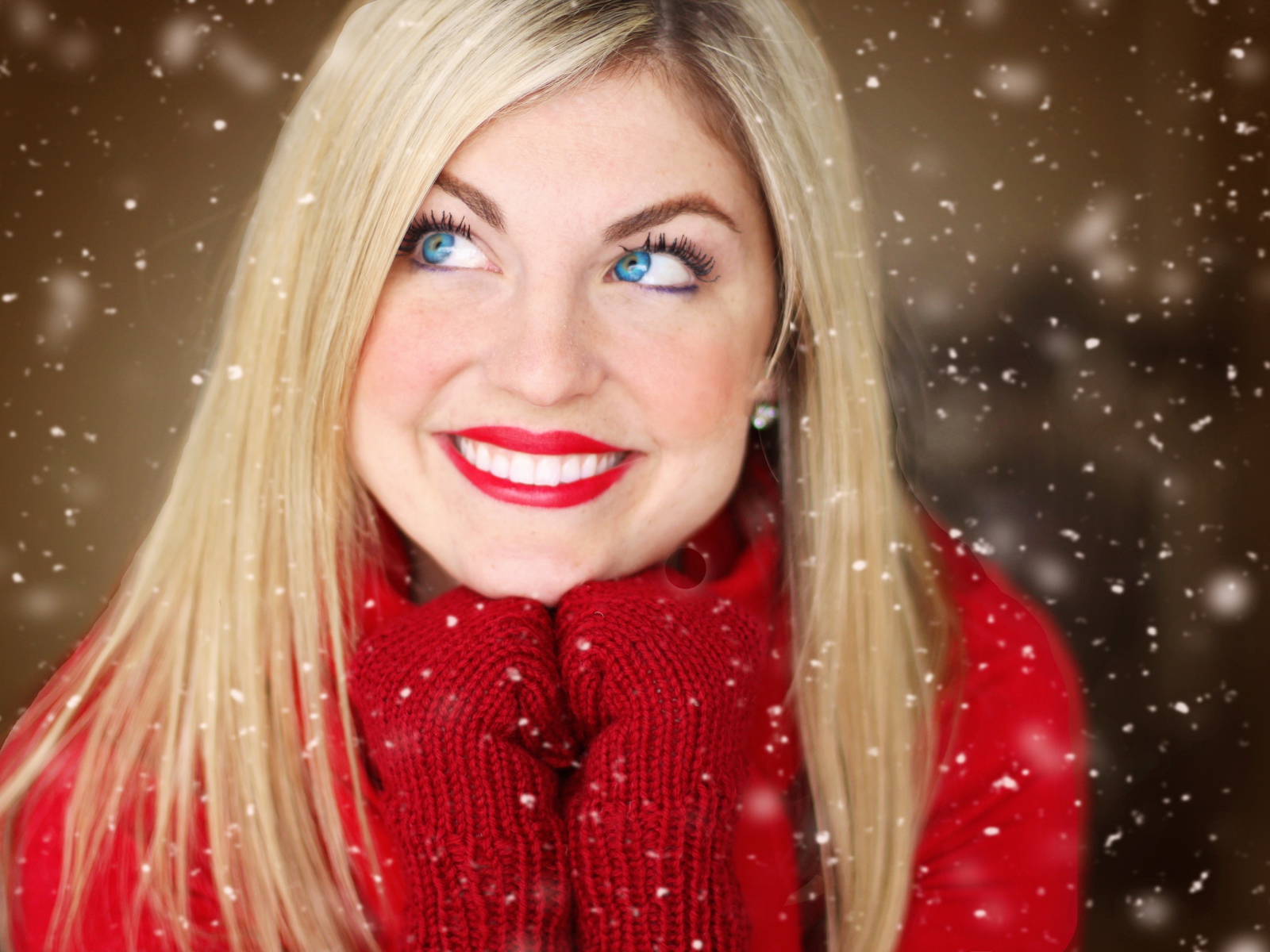 Улыбающаяся голубоглазая девушка в красном свитере 