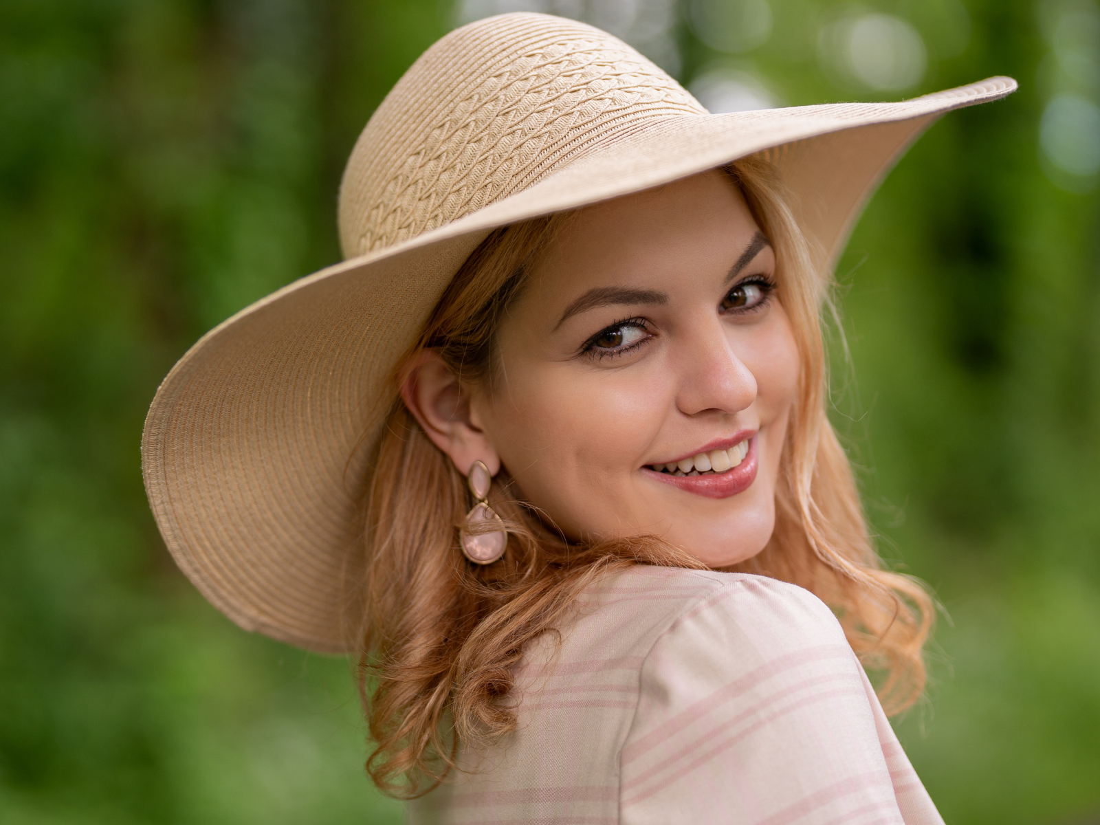 Улыбающаяся кареглазая девушка  в шляпе 