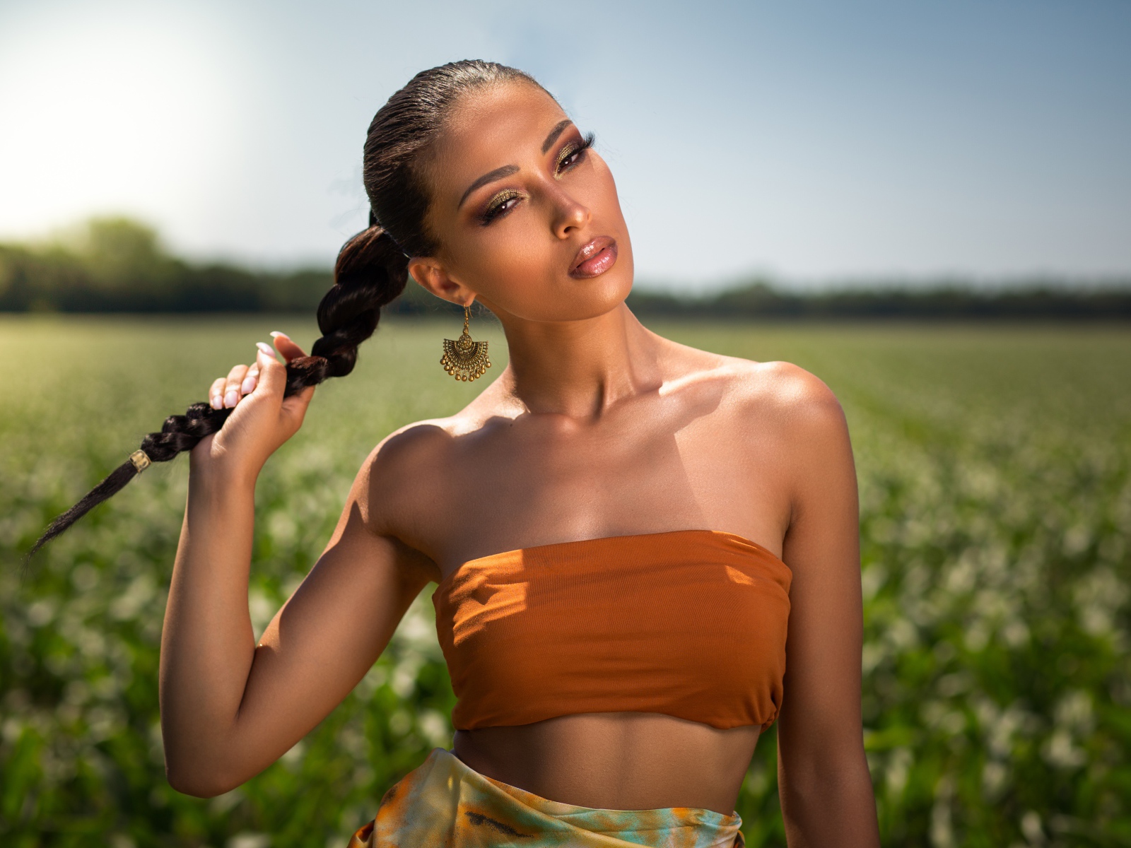 Стильная брюнетка с косой на голове 