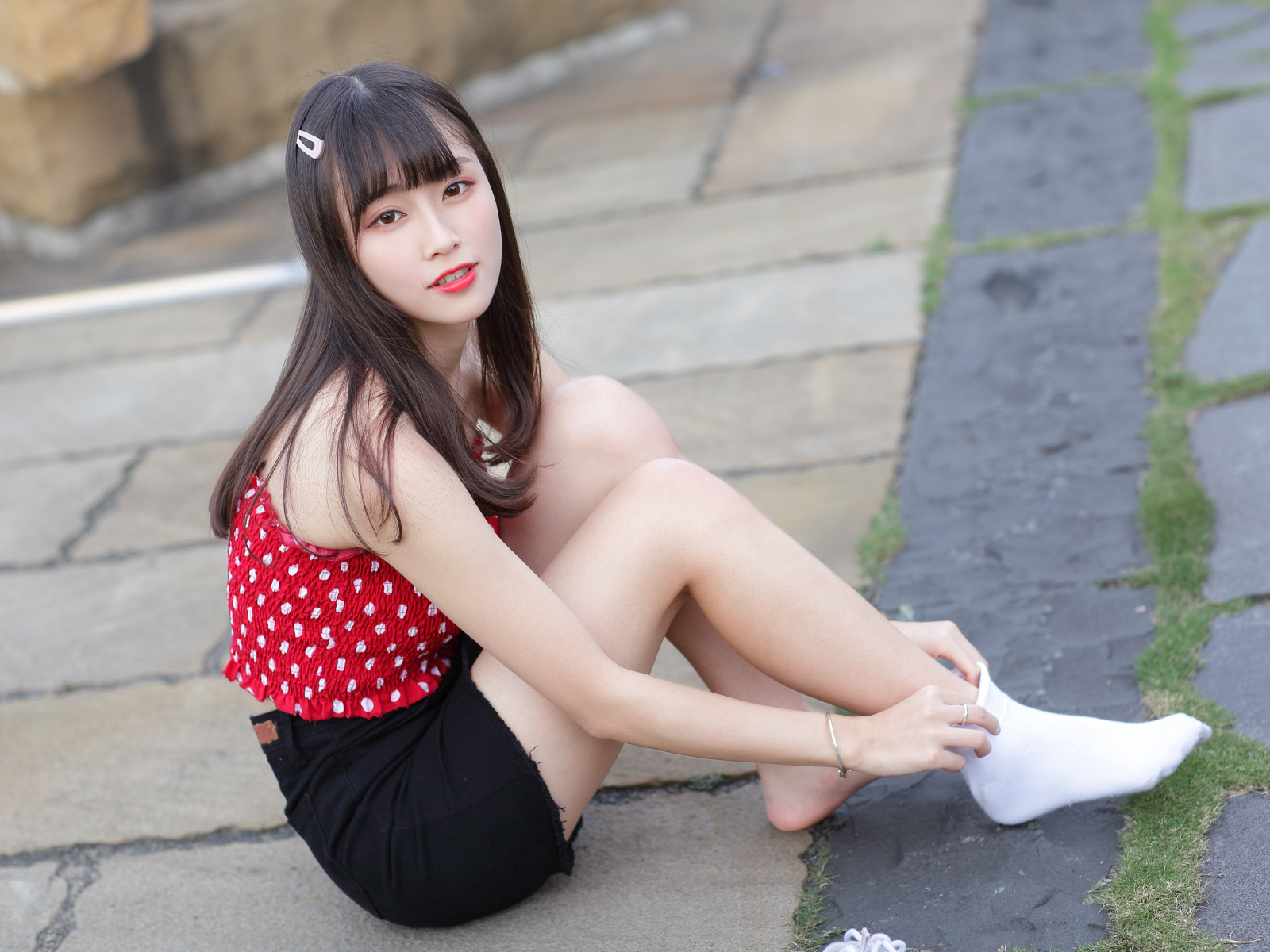 Молодая девушка в белых носках на полу 