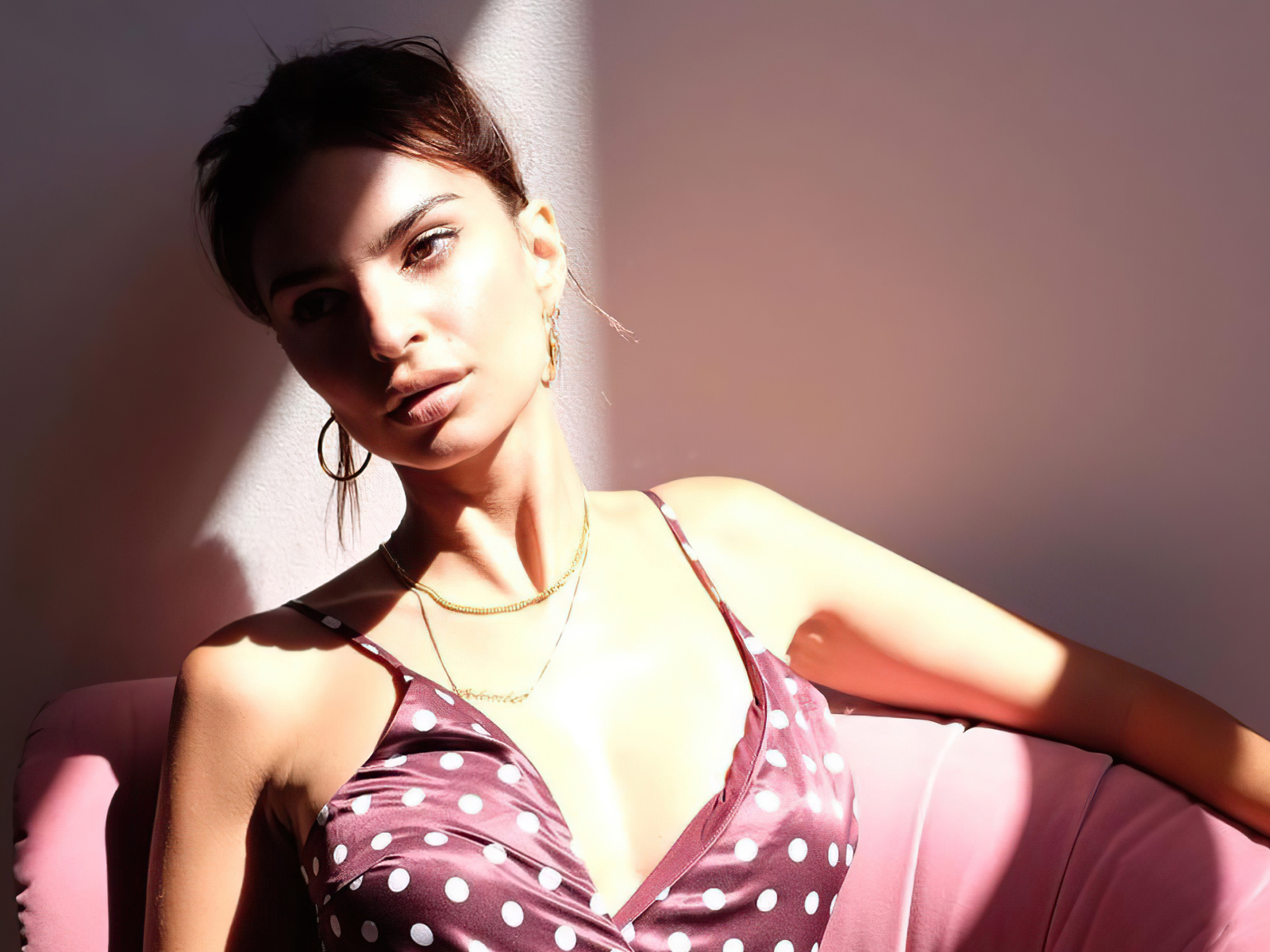 Американская модель Эмили Ратаковски в кресле