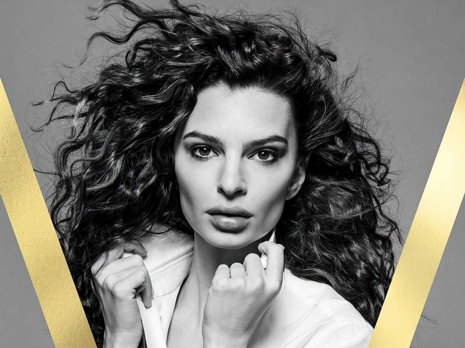 Красивая американская модель Эмили Ратаковски на сером фоне