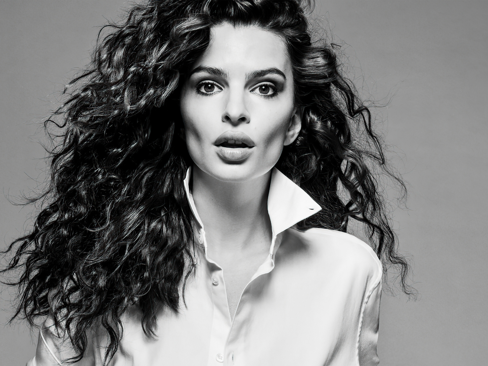 Красивая девушка Эмили Ратаковски на сером фоне