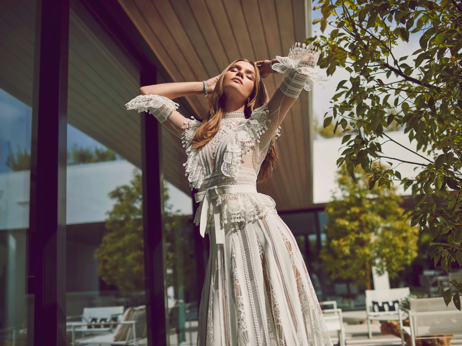 Красивая модель Жозефин Скривер в белом платье