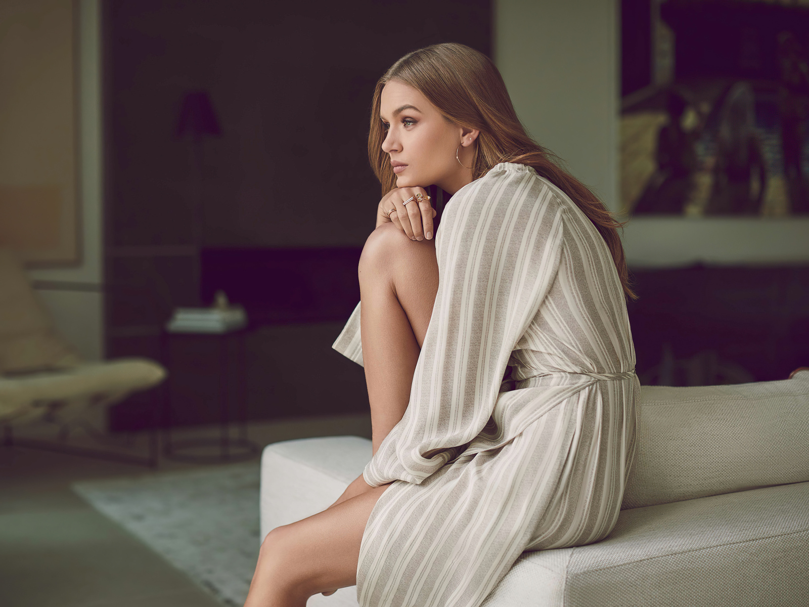 Датская модель Жозефин Скривер в халате на кровати