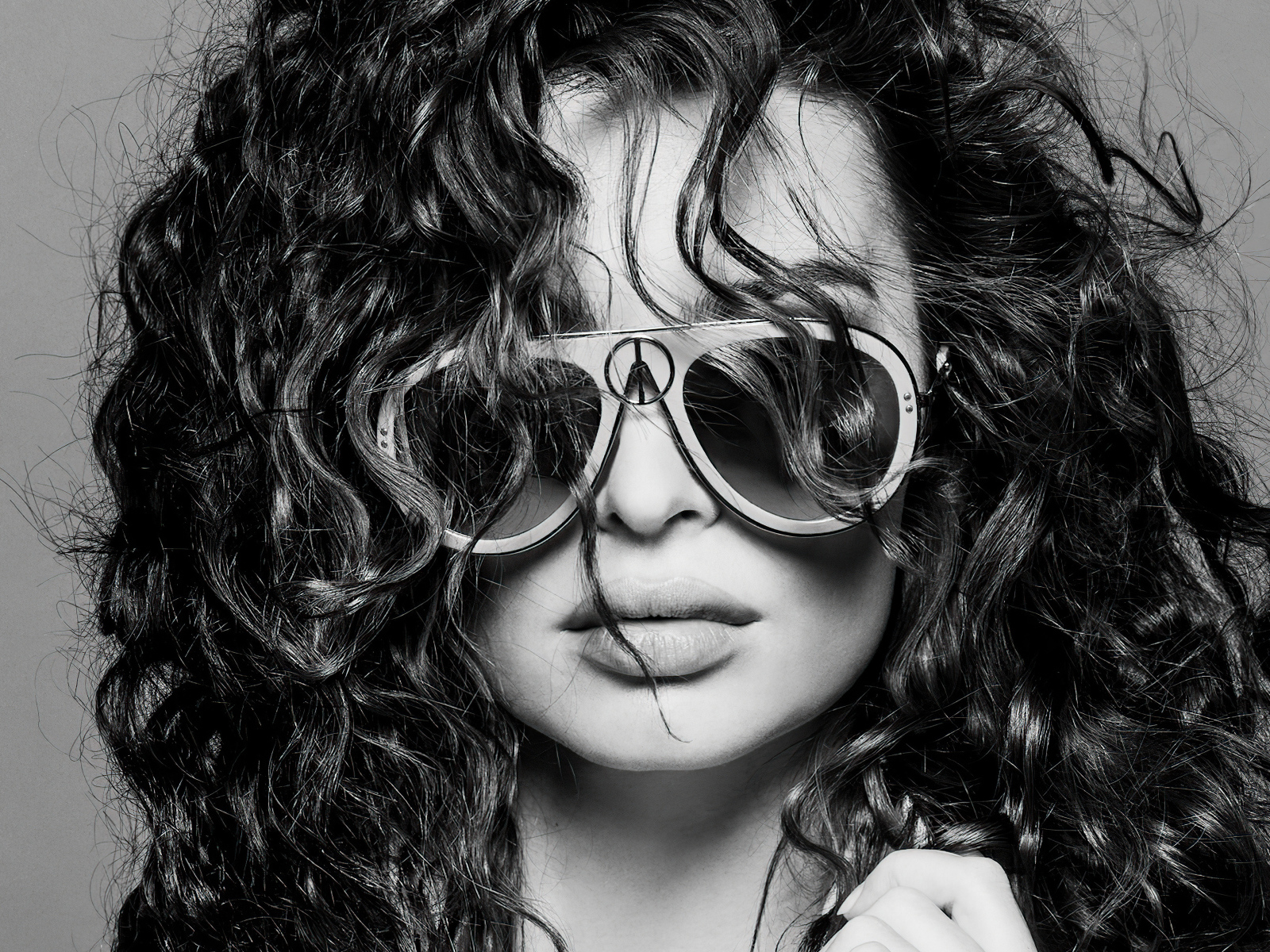 Модель Эмили Ратаковски в очках на сером фоне