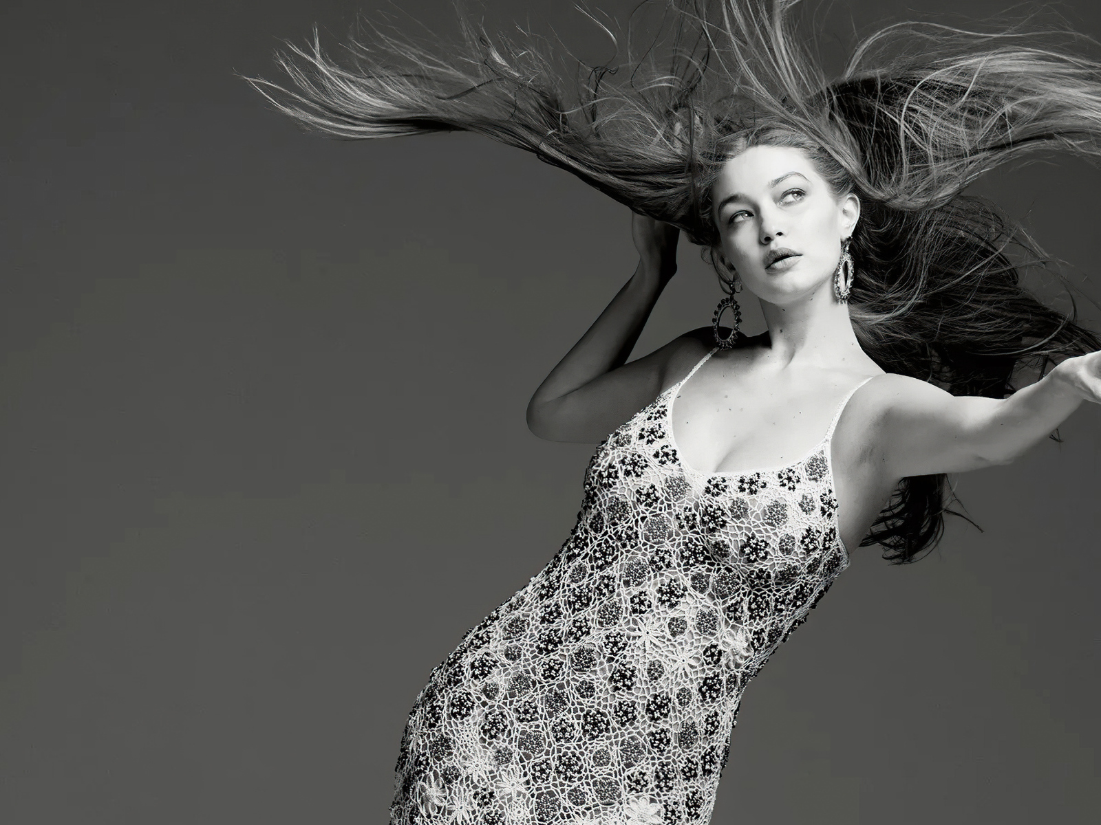 Модель Джиджи Хадид в платье на сером фоне