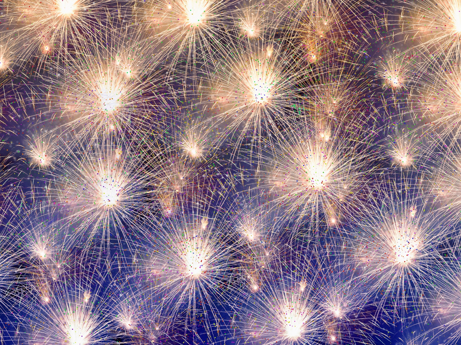 Яркий праздничный салют в небе 