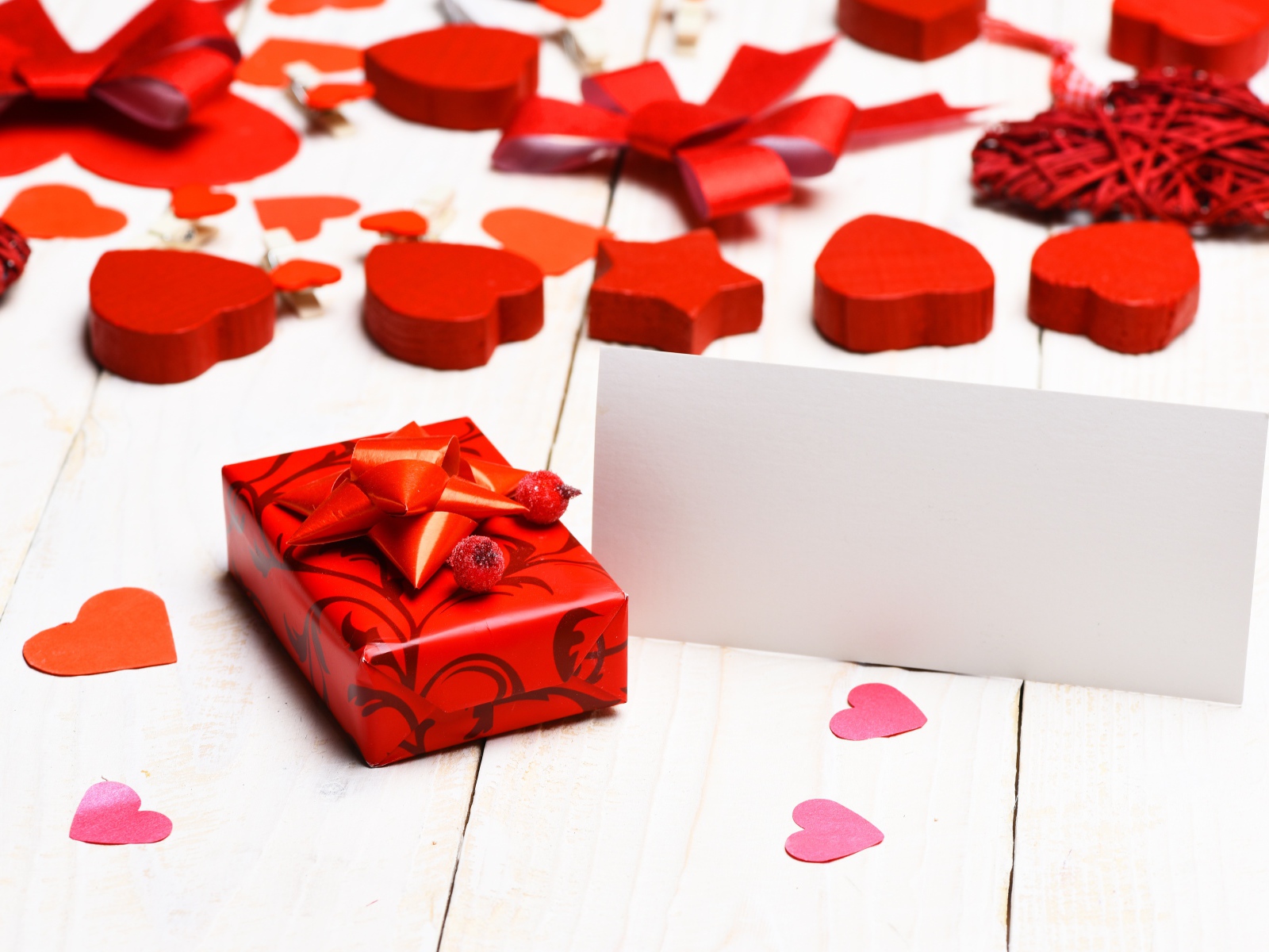 Красные сердечки и подарок для любимой
