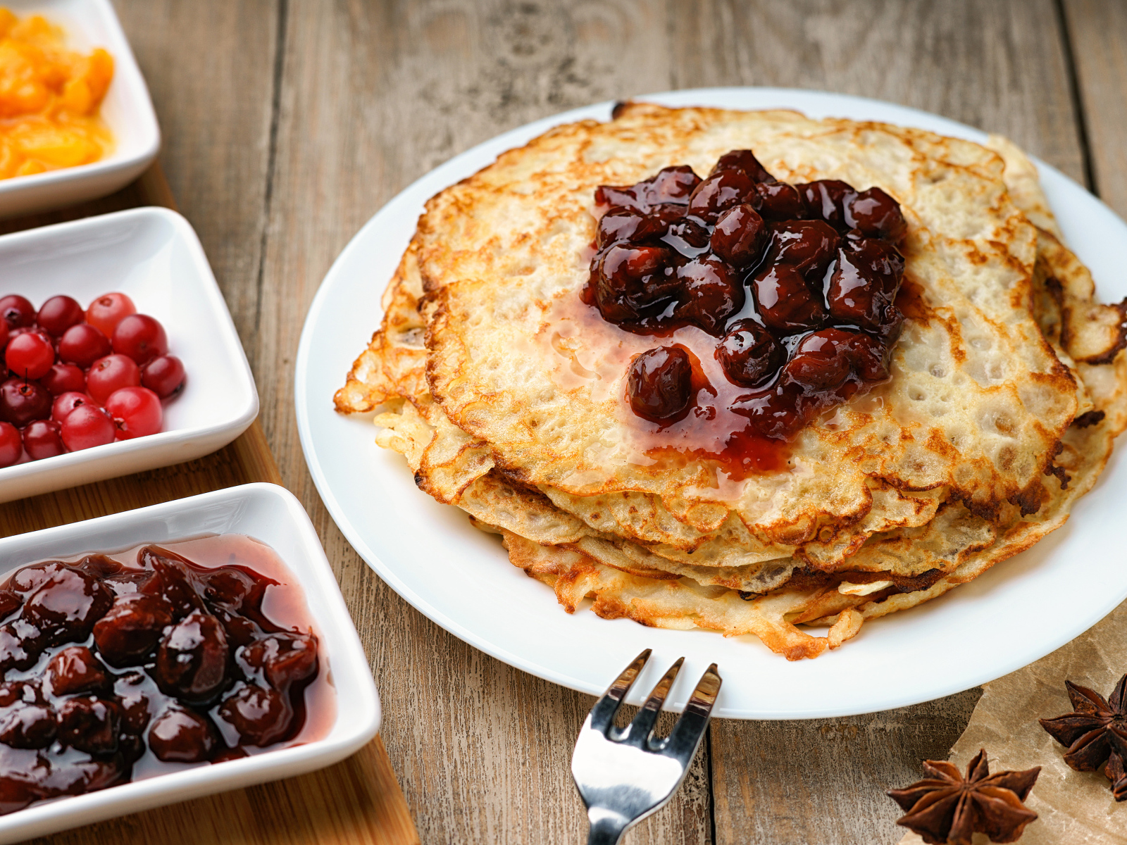 Блины с вишневым вареньем на праздник Масленица