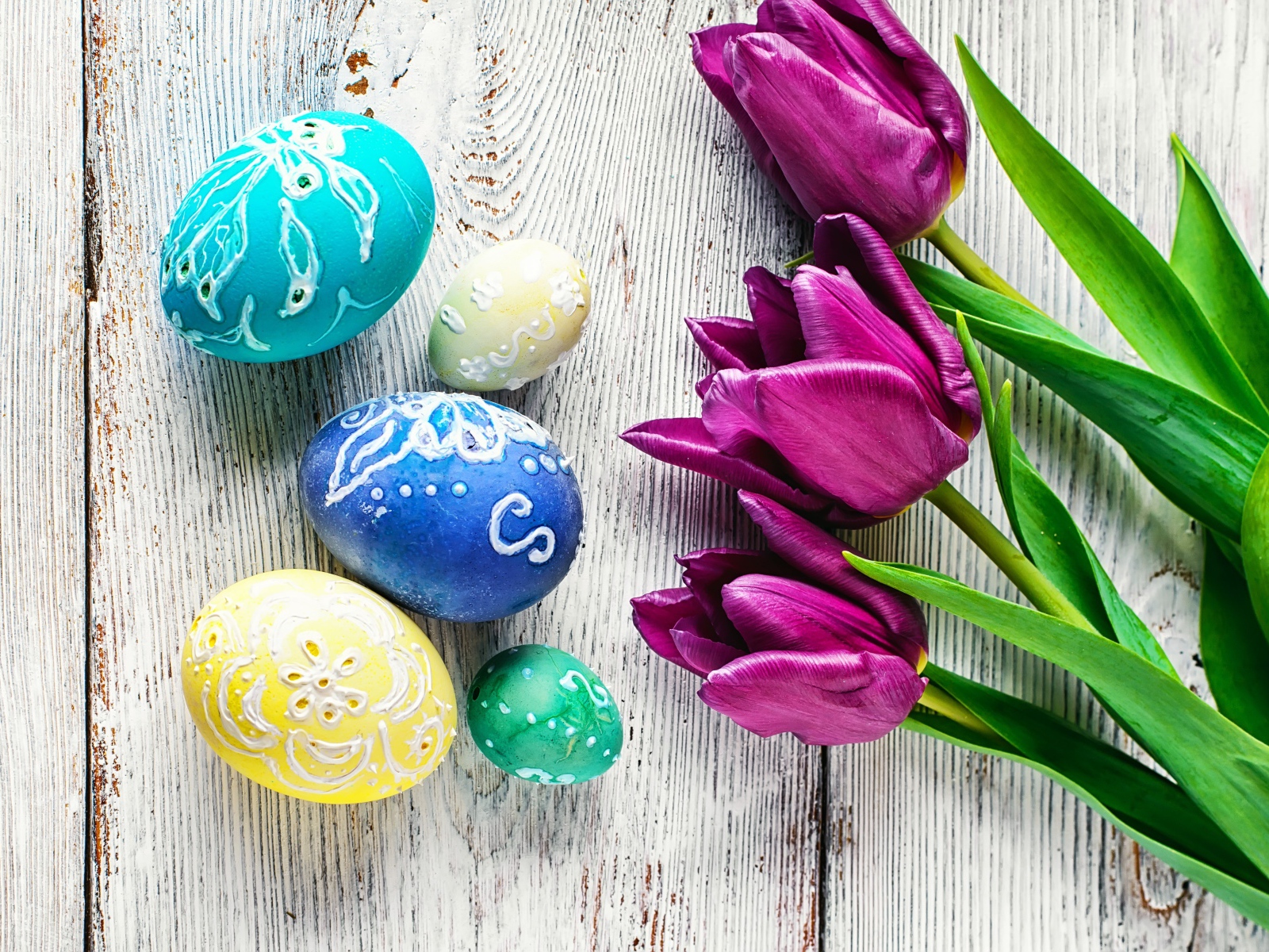 Красивые расписные яйца  с тюльпанами на Пасху