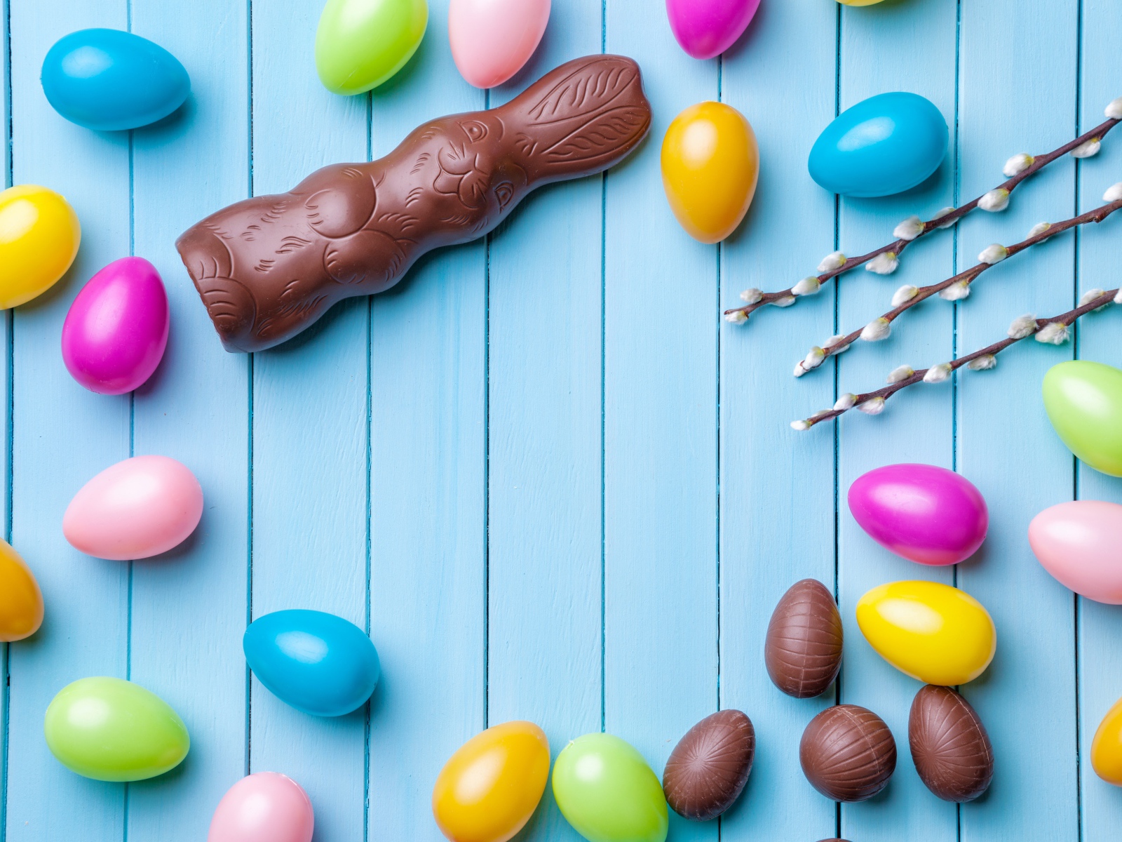 Шоколадные пасхальные сладости на голубом фоне