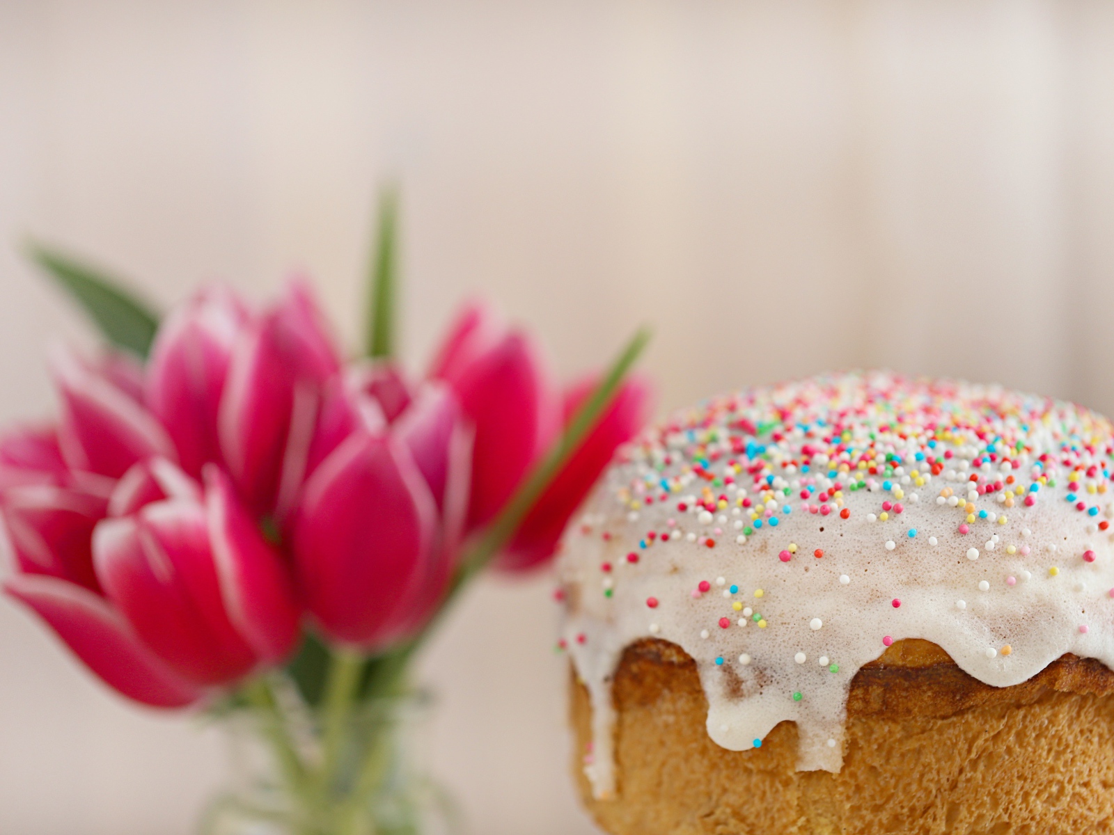 Пасхальный кулич с белой глазурью с букетом тюльпанов