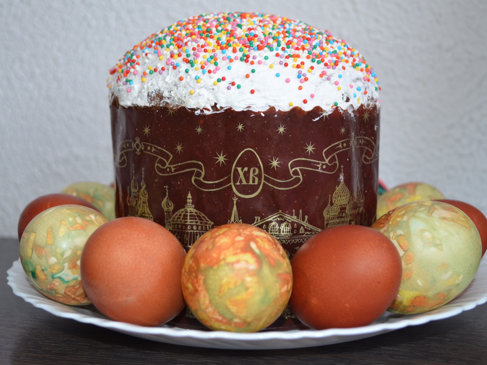 Большой пасхальный кулич с яйцами