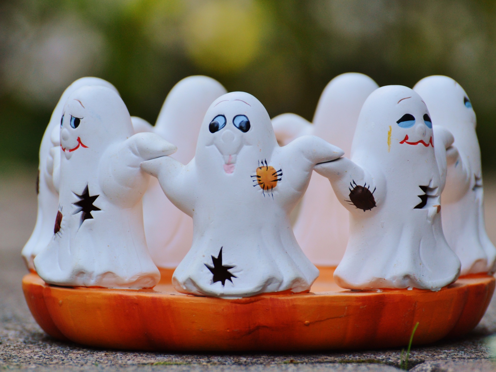 Статуэтка привидения на праздник Хэллоуин