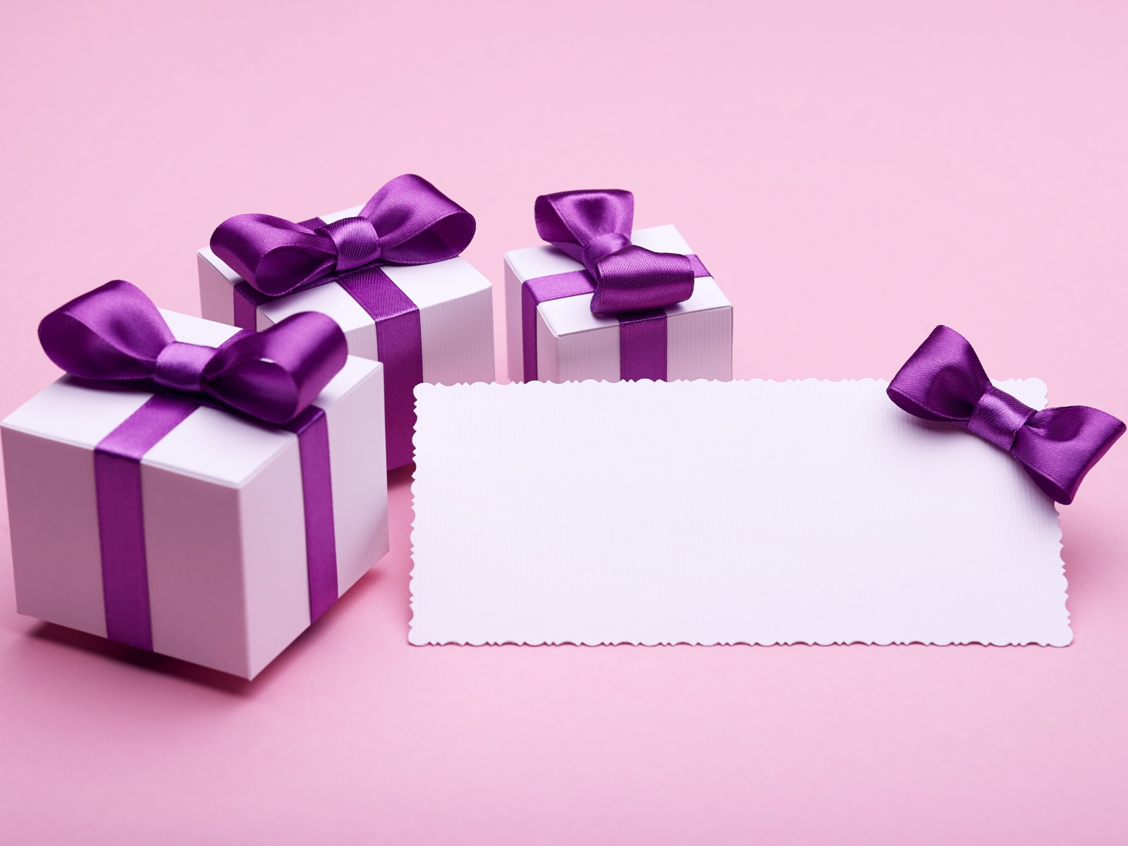 Подарки с фиолетовыми бантами и лист бумаги, шаблон для открытки