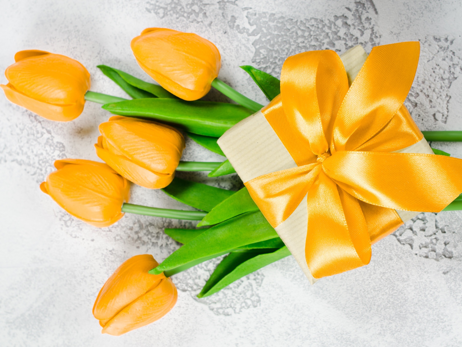 Желтые тюльпаны с подарком на 8 марта для девушки