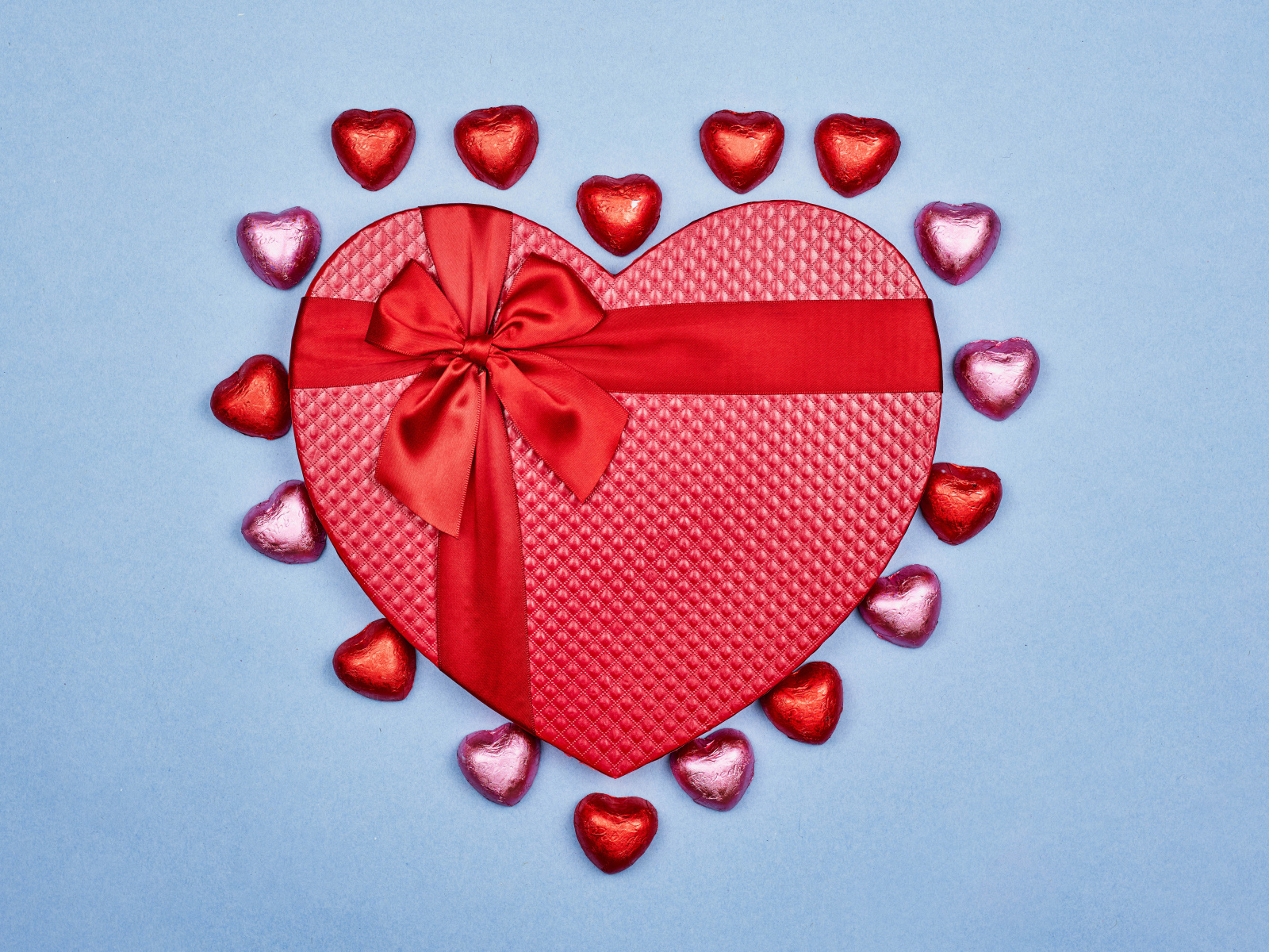 Красная коробка в форме сердца с конфетами для любимой
