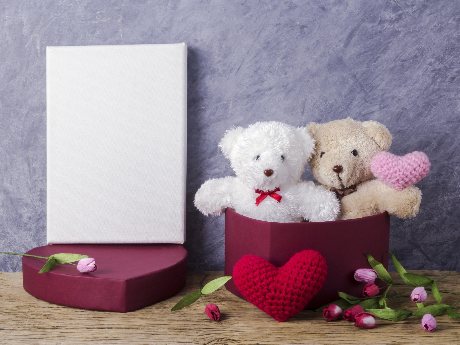 Два плюшевых медведя и подарок на 14 февраля день Святого Валентина