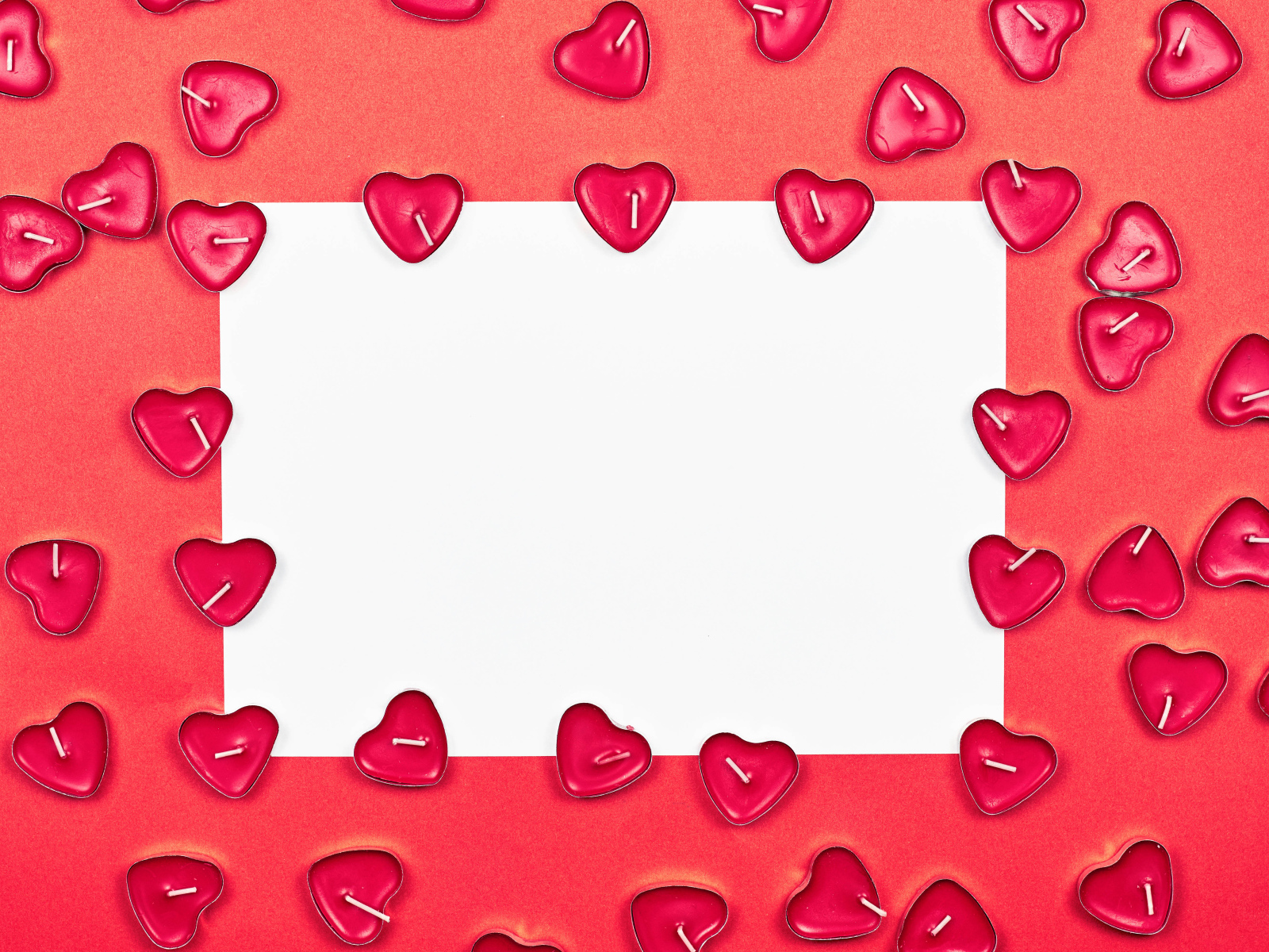 Белый лист бумаги на белом фоне со свечами, шаблон открытки на День Влюбленных