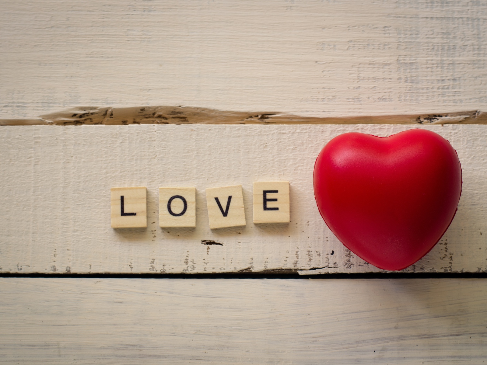 Большое красное резиновое сердце с кубиками 