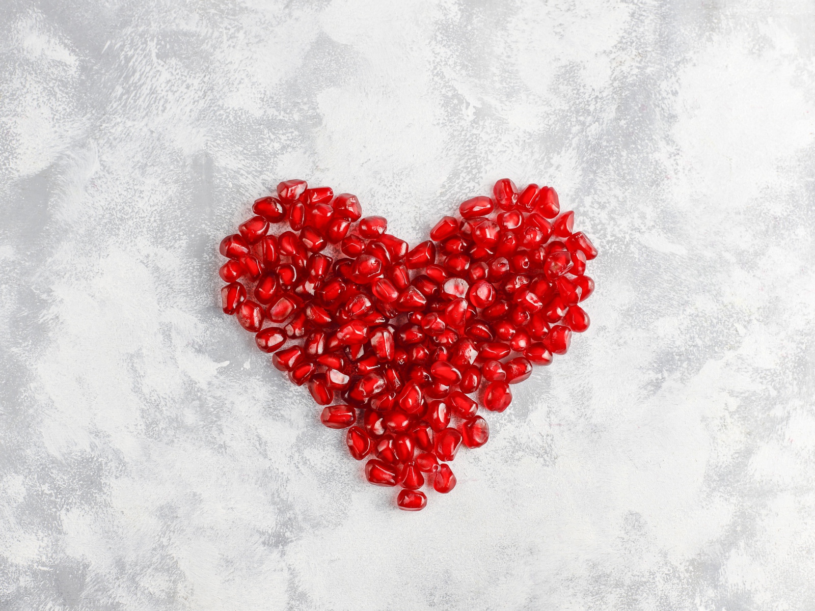 Сердце из красных зерен граната 