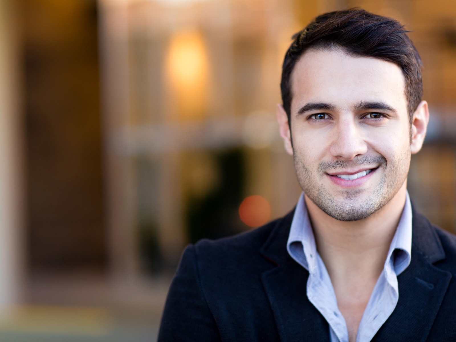 Милая улыбка на лице стильного мужчины 