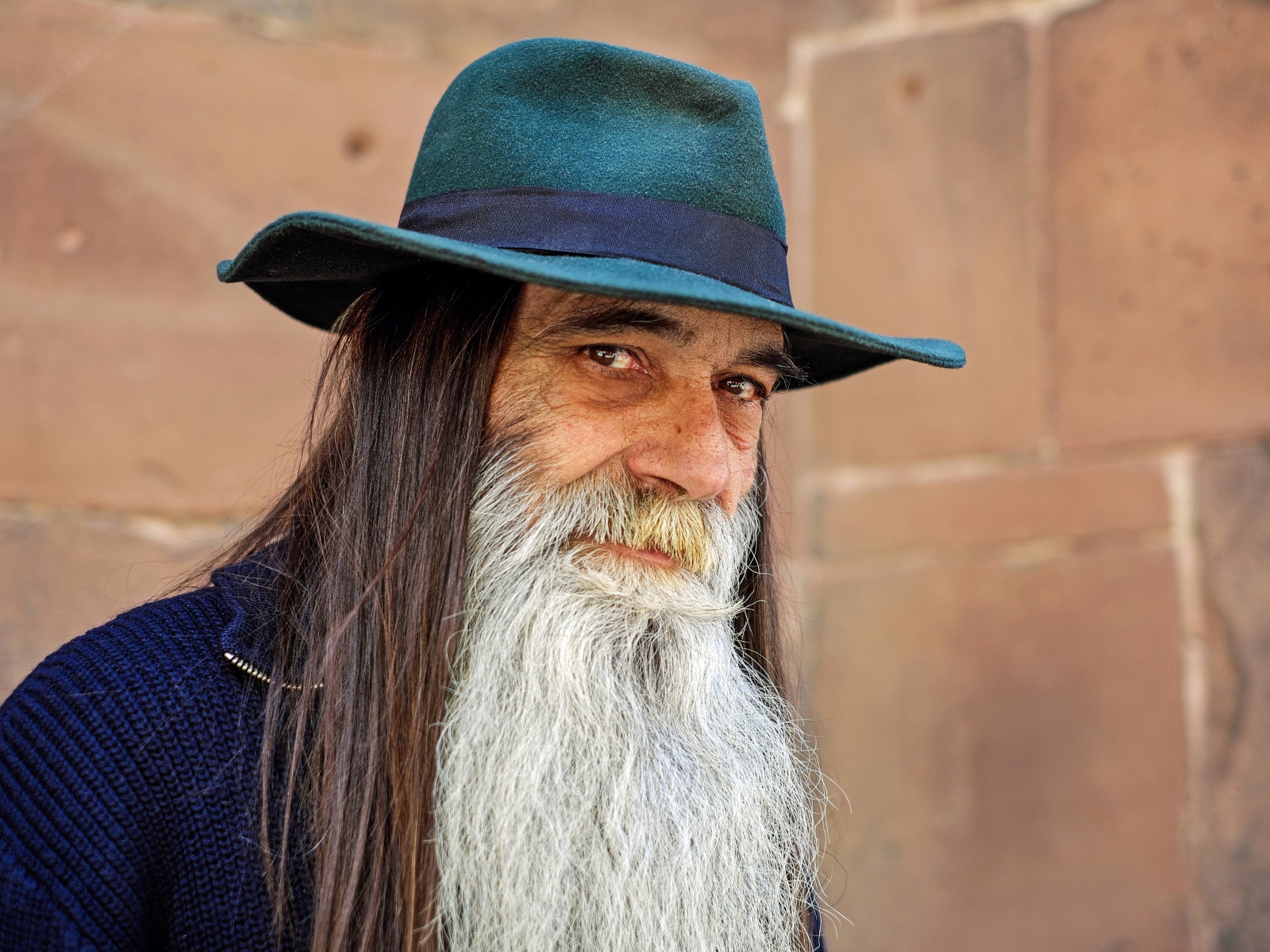 Elderly man with long hair wearing a hat